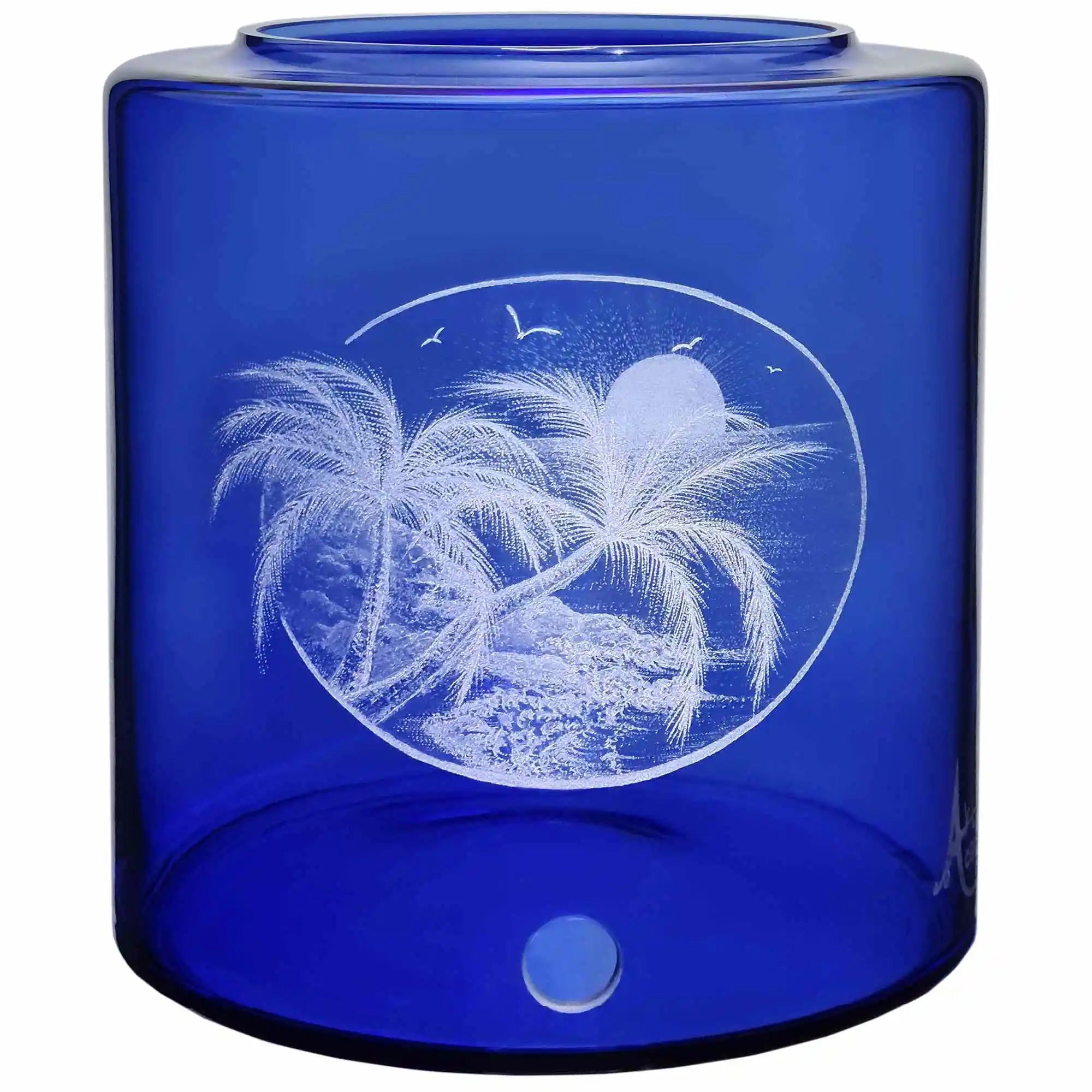 Ein 5 Liter Vorratstank für einen Acala Standwasserfilter aus blauem Glas auf, dass ein tropische Szene mit Palmen und Meer graviert ist.von Vorne