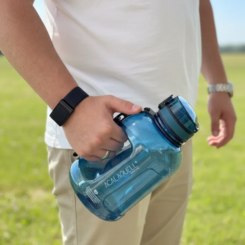 Ein Mann steht im Freien und hält die blaue Max Ego an ihrem Griff