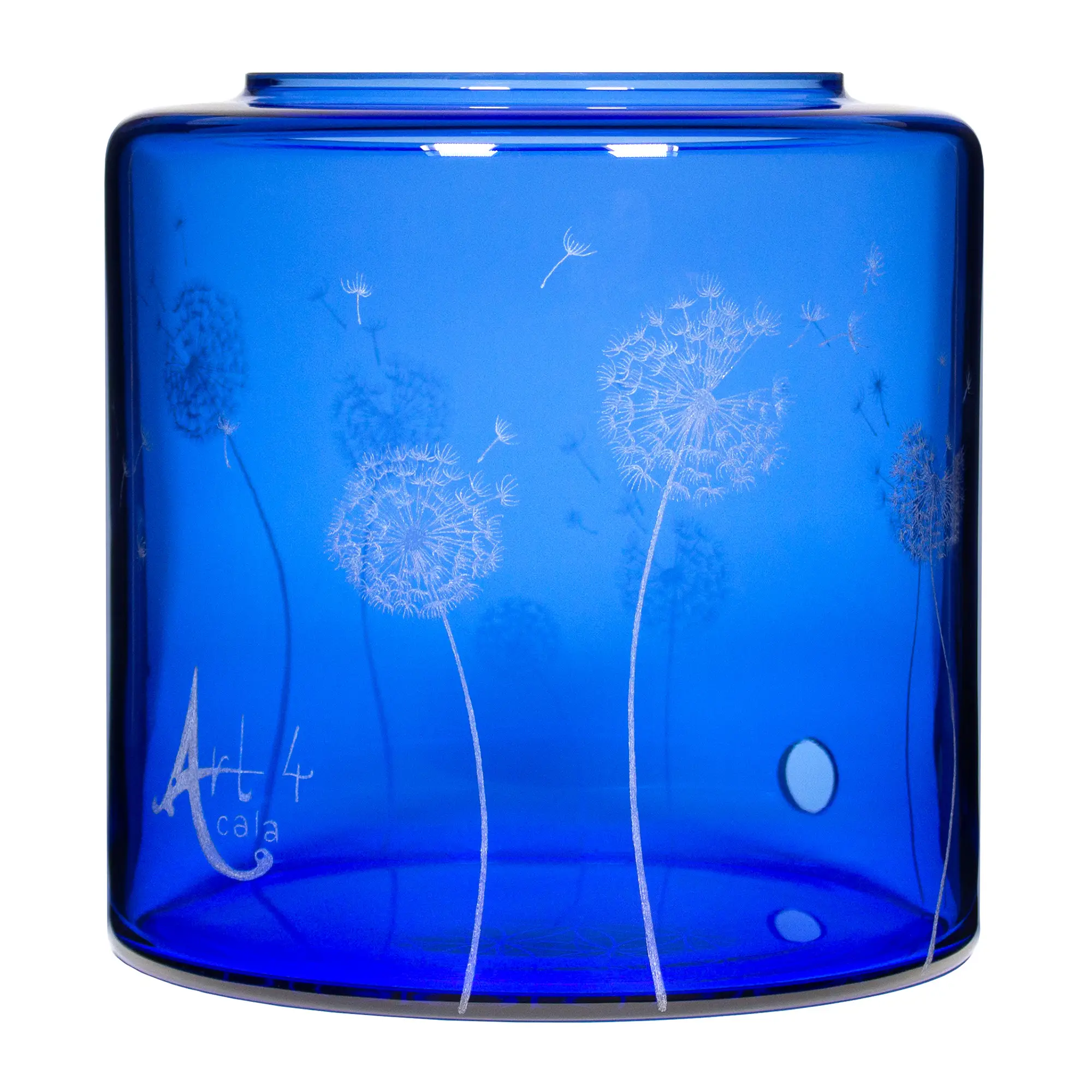 Ein Acala Wasserfilter Mini mit einer Handgravur. Die Gravur zeigt, auf blauem Glas, ganz viele Pusteblumen und einige samen die aus der Pusteblume herausfliegen.Ansicht von links.