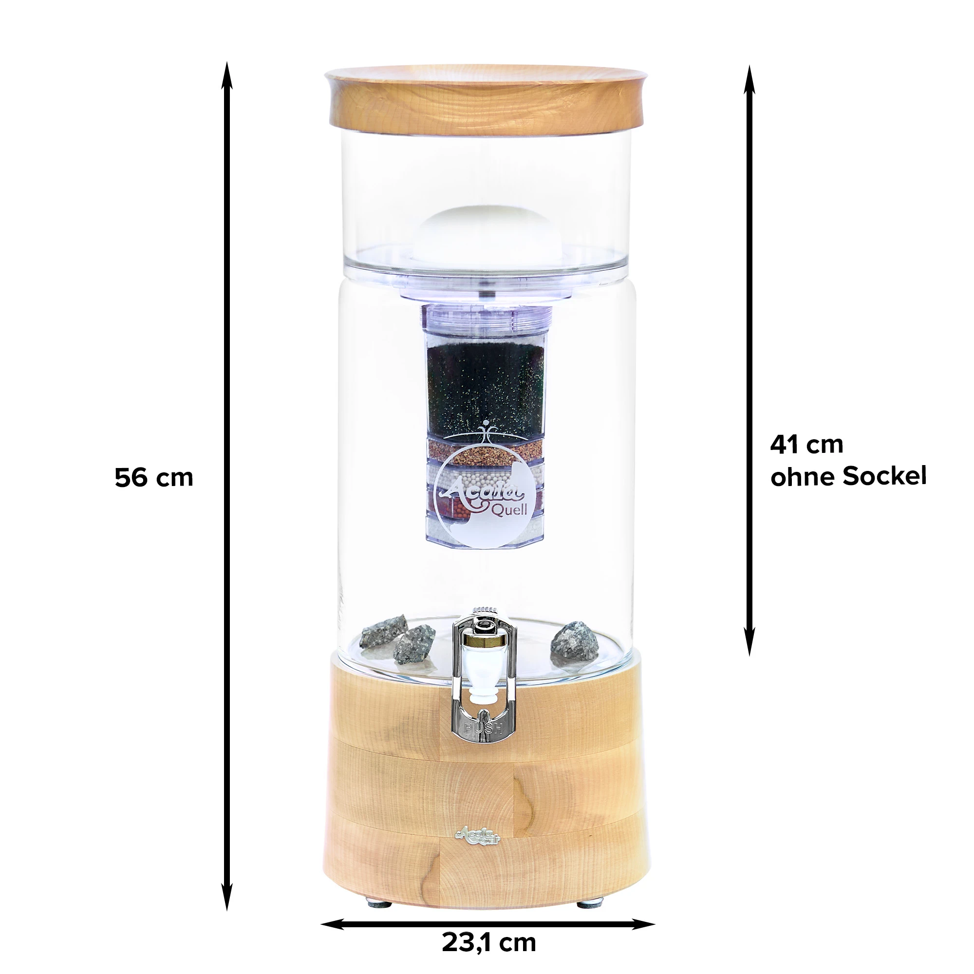 Zu sehen ist der AcalaQuell Midi in kristallklar mit Filterkartusche, Keramikfilter und einem weißen Hahn. Deckel und Sockel sind aus Ahorn Echtholz. Auf dem Sockel ist ein kleines, silbernes Acala Logo. Seitlich und unten am Filter stehen Maße.