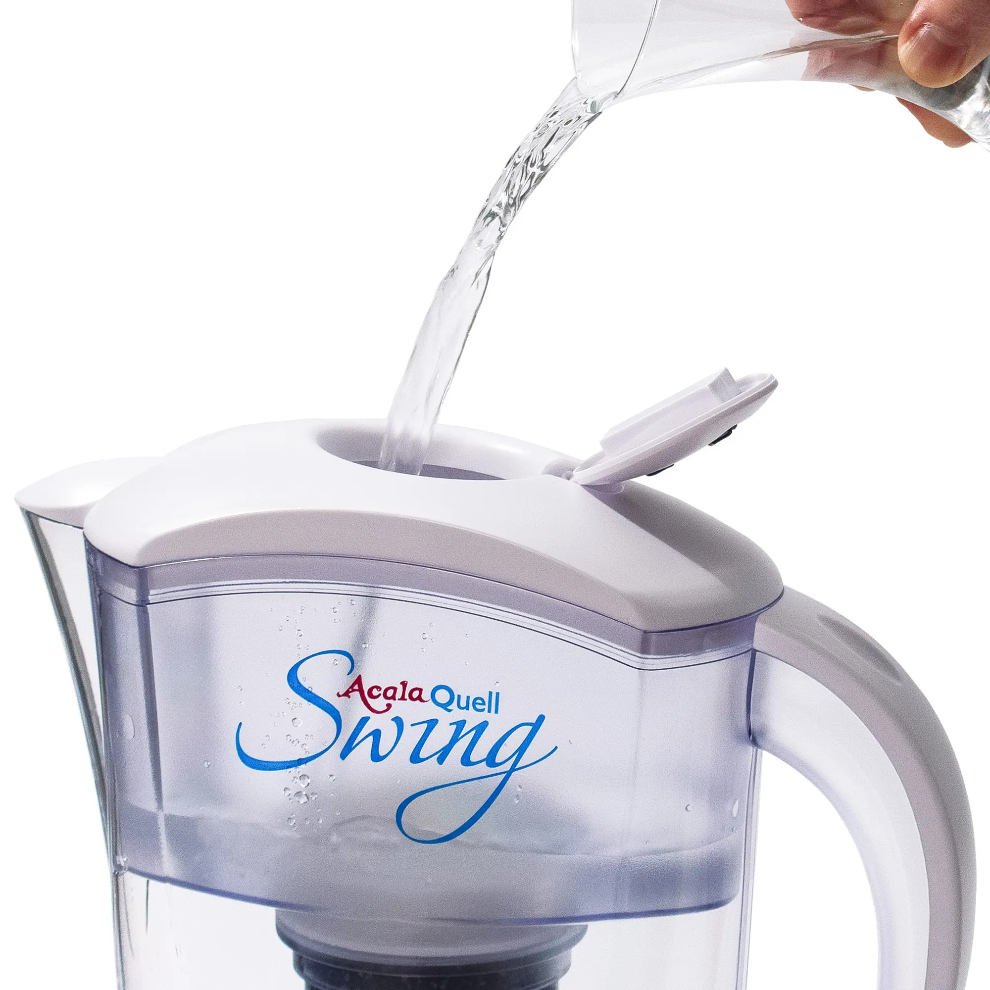 Kannenfilter Swing vor weißem Hintergrund. Durch die runde Klappe im Deckel wird der obere Tank mit Wasser befüllt