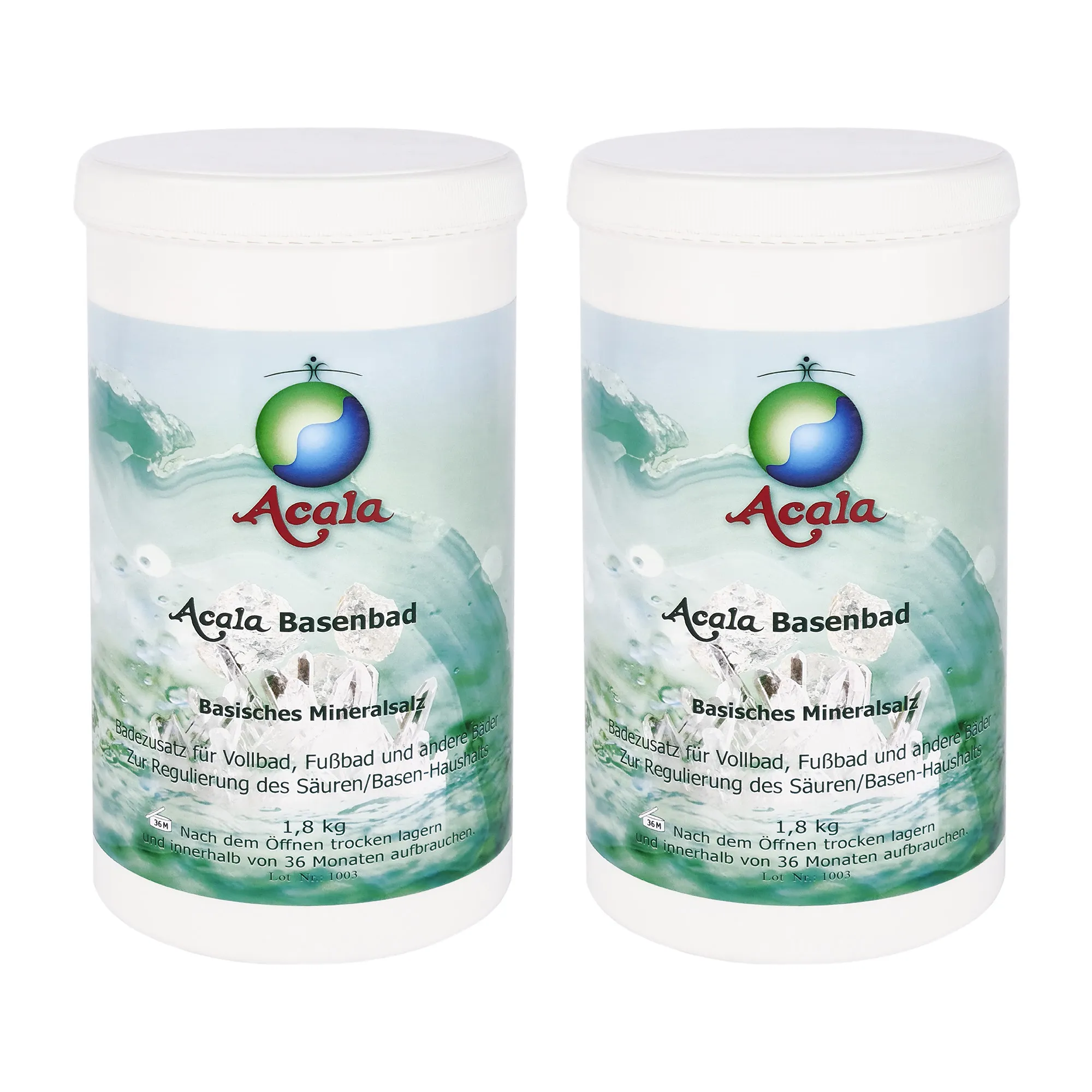 Zu sehen ist 2x das Basenbad 1,8 Kg. Es sind zwei zylindrische, höhere Dosen. Sie sind weiß mit weißem Schraubdeckel. Es befindet sich ein Etikett rundherum auf den Dosen, es ist grünlich, man sieht das Acala Logo und im Hintergrund Wasser.