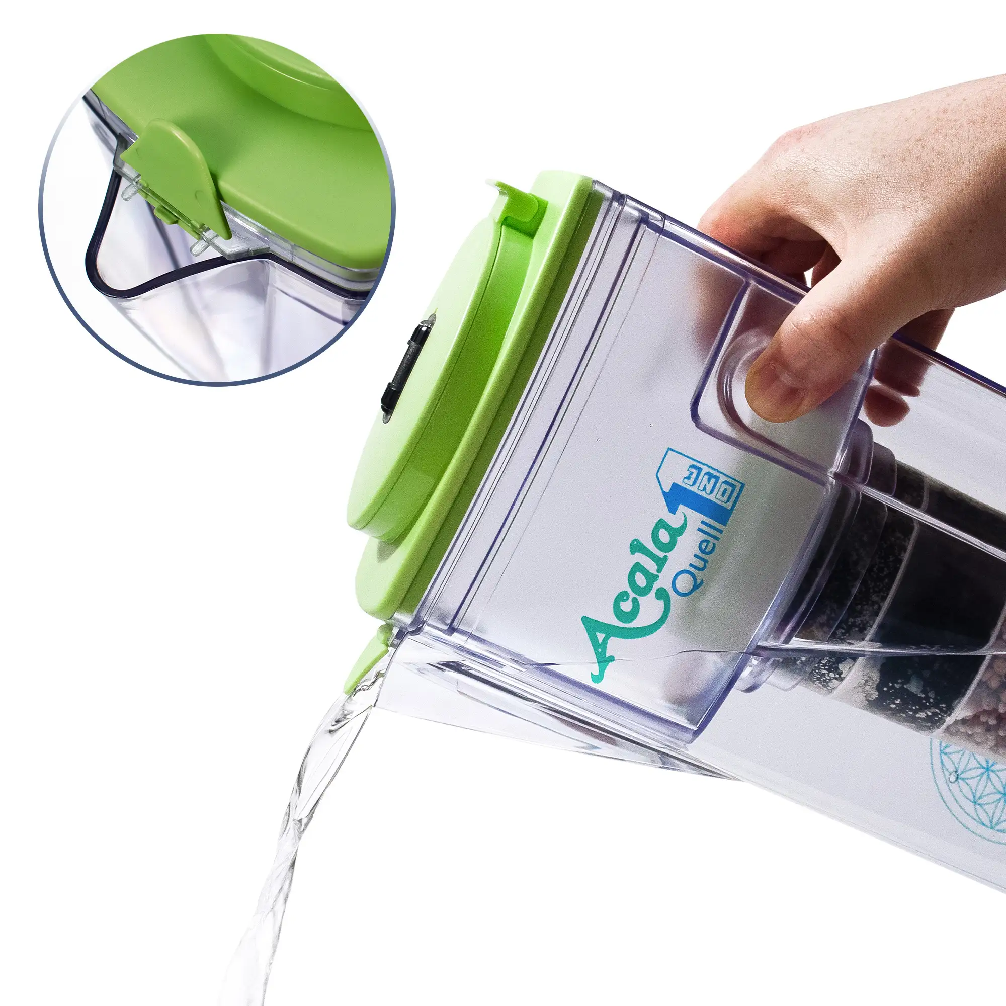 Frisch gefiltertes Wasser wird aus dem Kannenfilter One in eine Glaskaraffe gegossen