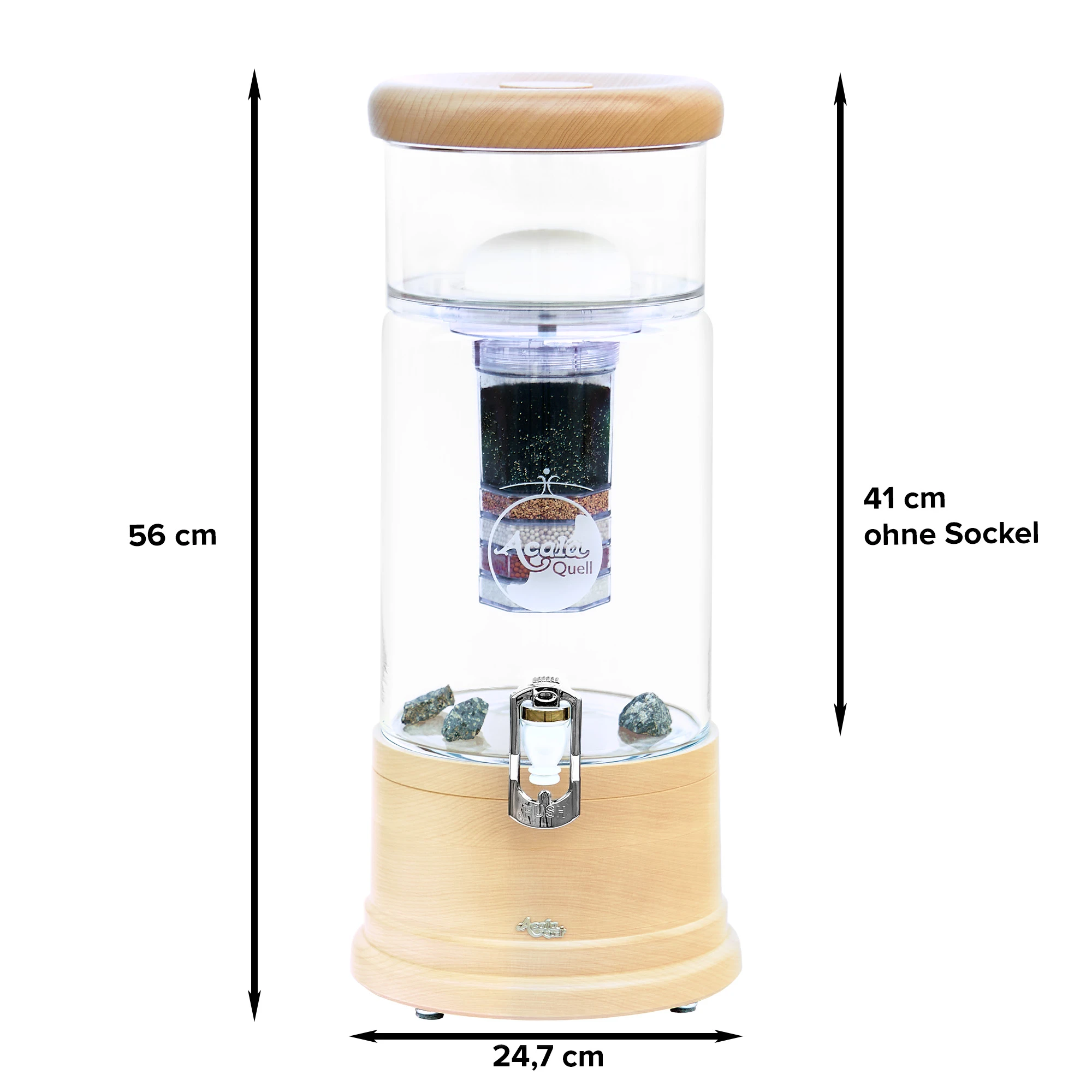 Zu sehen ist der AcalaQuell Midi in kristallklar mit Filterkartusche, Keramikfilter und einem weißen Hahn. Deckel und Sockel sind aus Ahorn Echtholz. Auf dem Sockel befindet sich ein silbernes Acala Logo. Seitlich und unten am Filter stehen Maße.