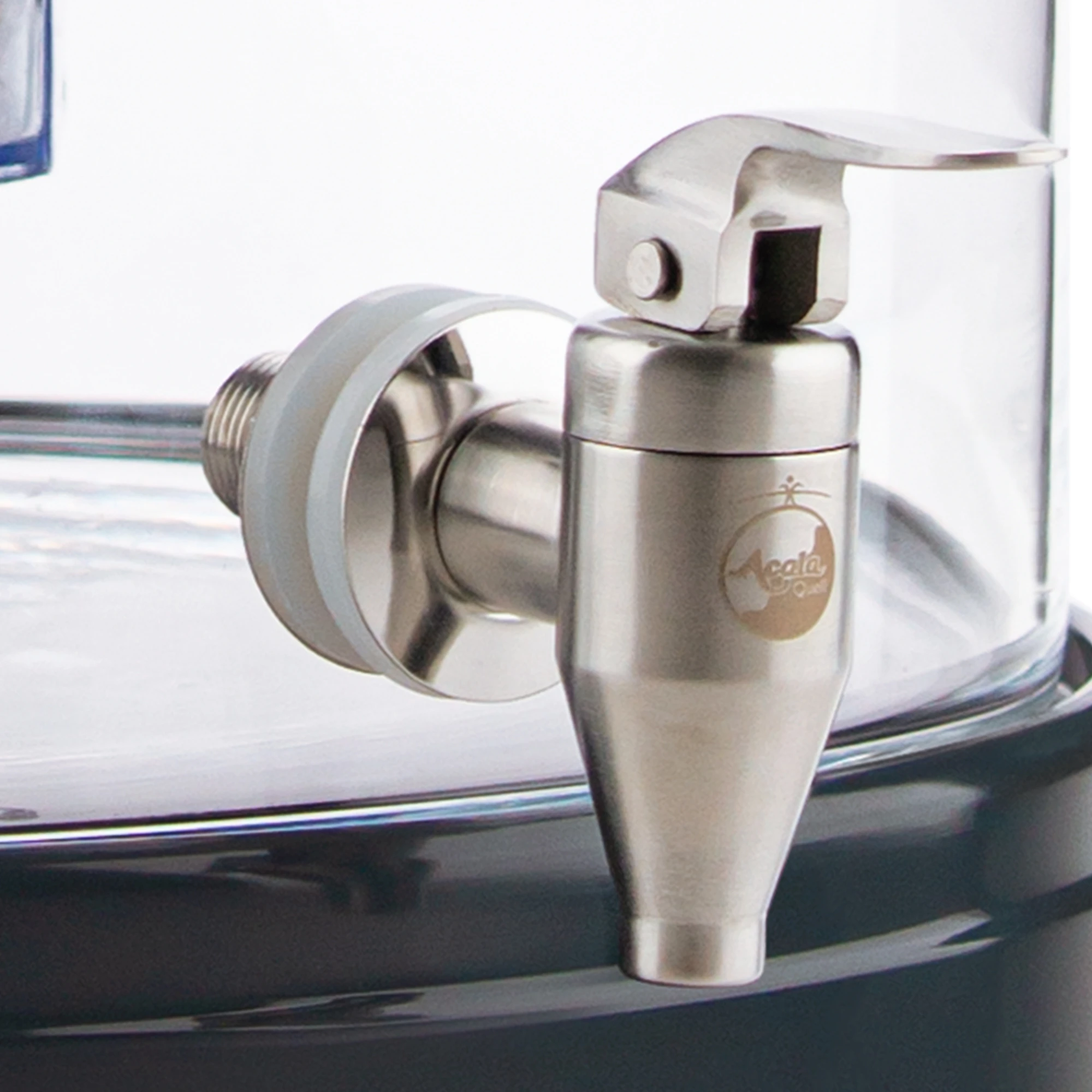 Edelstahl Wasserhahn Yamashita für Acala Standfilter an einem Glastank in kristallklar montiert in Großaufnahme.