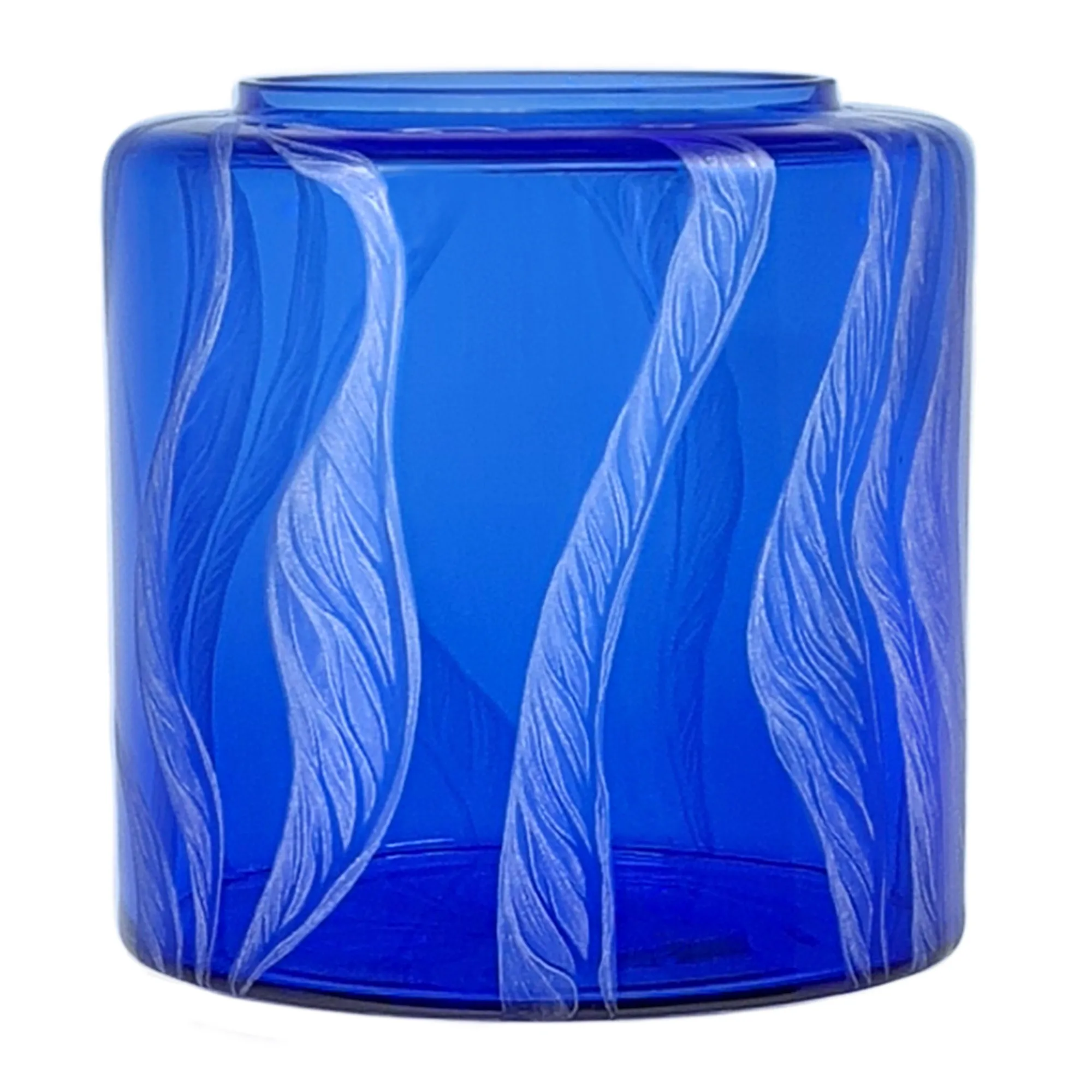 Vorratstank für Wasserfilter Mini mit einer Handgravur. Die Gravur zeigt, auf blauem Glas. Wellen die in welligen Linien gerade am Glas noch oben gehen, die Wellen verteilen sich rund um das runde Glas. Ansicht von rechts.