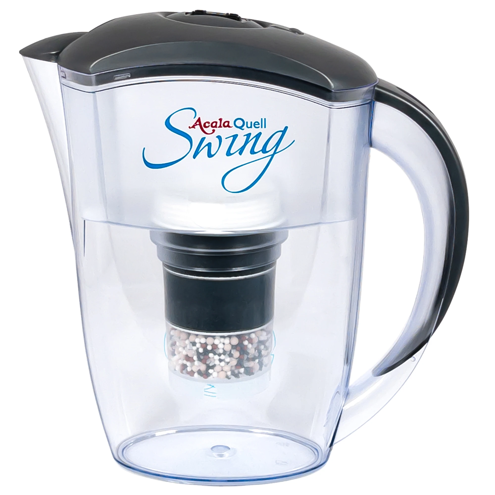 AcalaQuell® Wasserfilterkanne Swing Zu sehen ist der Acala Swing Kannen Wasserfilter inklusive einer Filterkartusche und einem Mikroschwamm mit Deckel und Griff in anthrazit vor weißem Hintergrund. Man schaut frontal auf den Filter und sieht den Aufdruck AcalaQuell Swing.