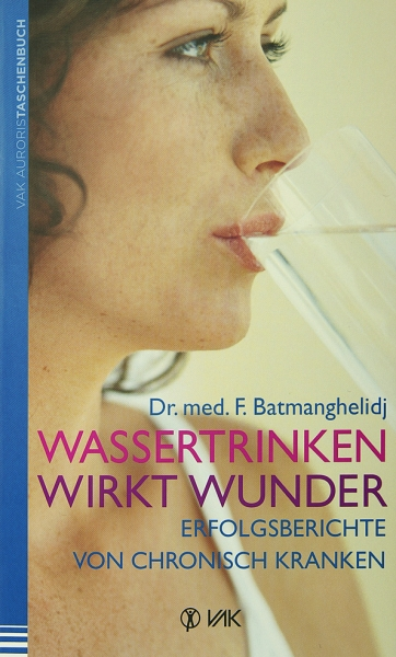 Zu sehen ist das Cover des Buches Wasser trinken wirkt Wunder von Dr. med. F. Batmanghelidj. Man sieht eine Frau Mitte 20 mit langen braunen Haaren, die in die Ferne schaut und Wasser aus einem Glas trinkt. 