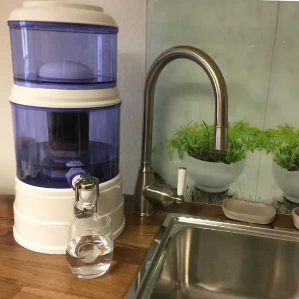 Der Wasserfilter Mini steht auf einer Holzarbeitsplatte Neben einer Spüle