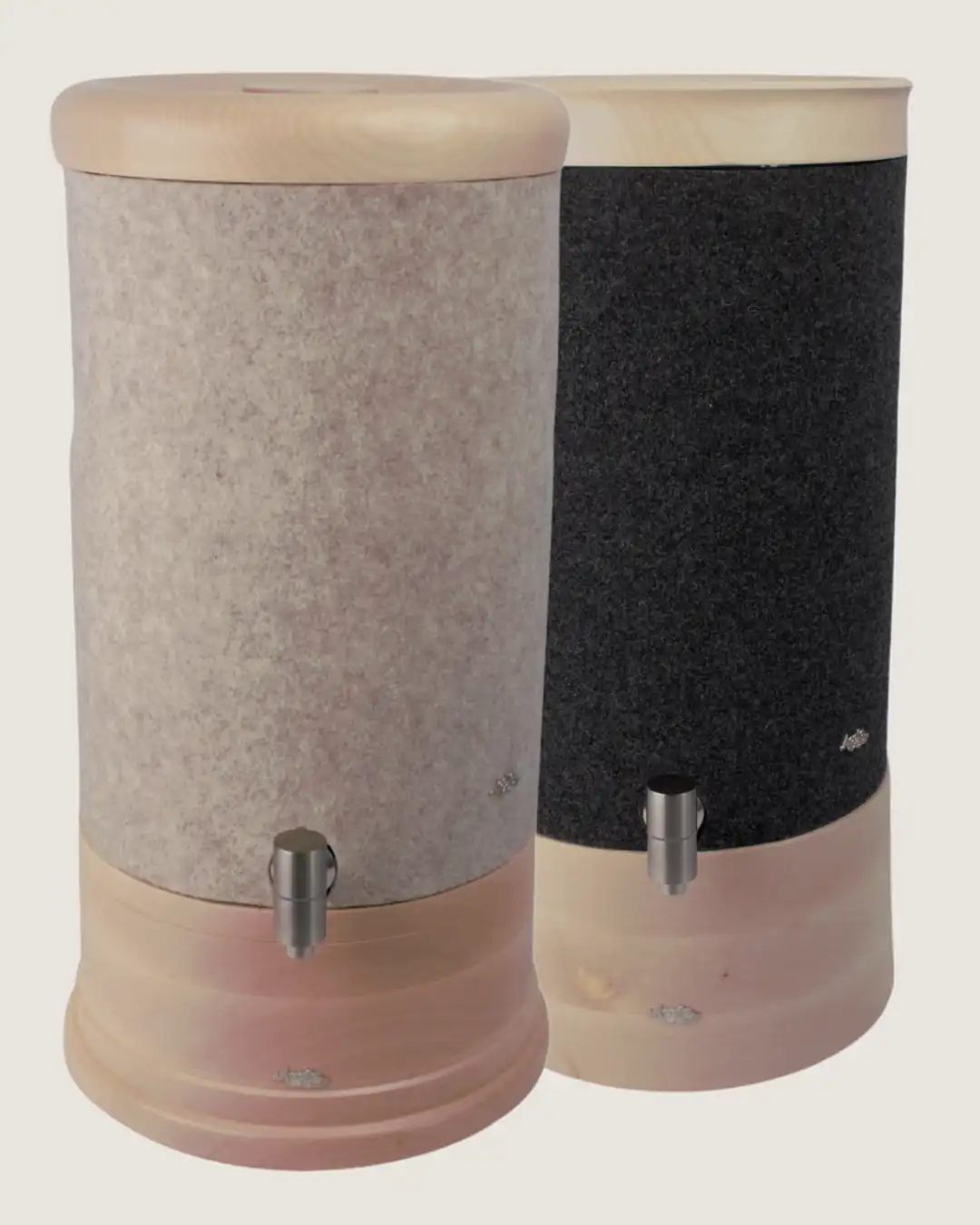 Zwei Stand Wasserfilter von Acala mit Echtholz Deckel und Sockel, einer mit Schurwolle Lichtschutz in beige und einer mit Schurwolle Lichtschutz in anthrazit.