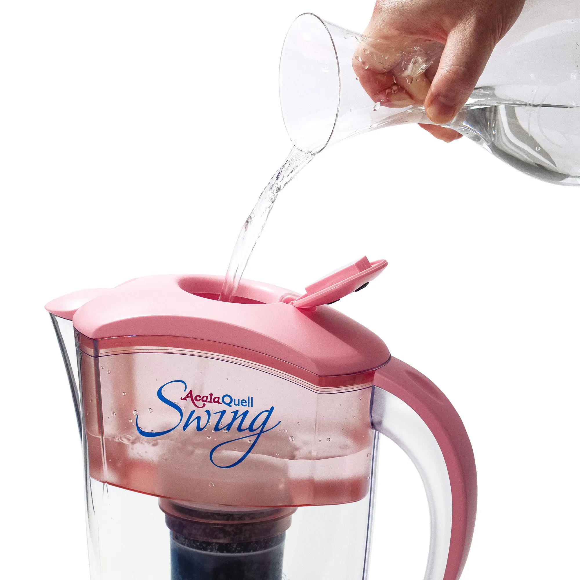 Kannenfilter Swing vor weißem Hintergrund. Durch die runde Klappe im Deckel wird der obere Tank mit Wasser befüllt