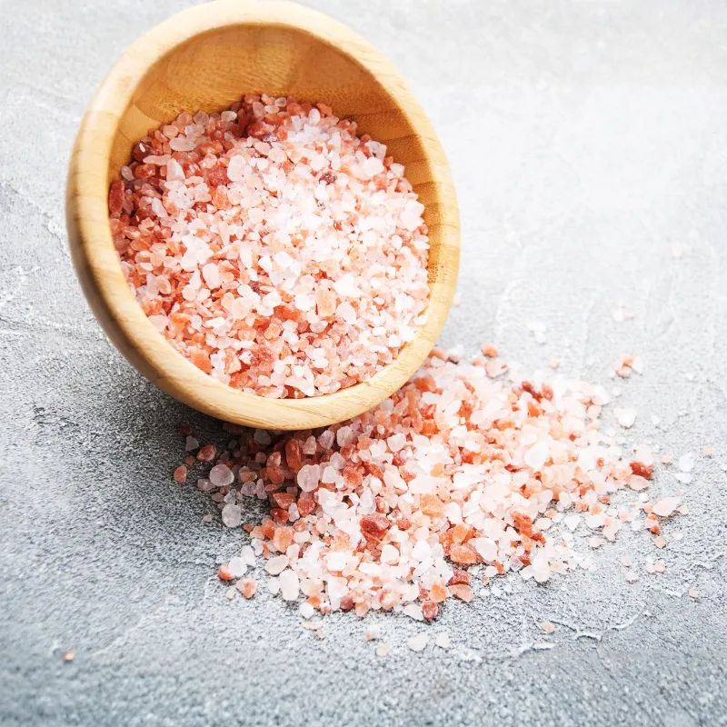 eine Holzschale voll Krstallsalz granulat