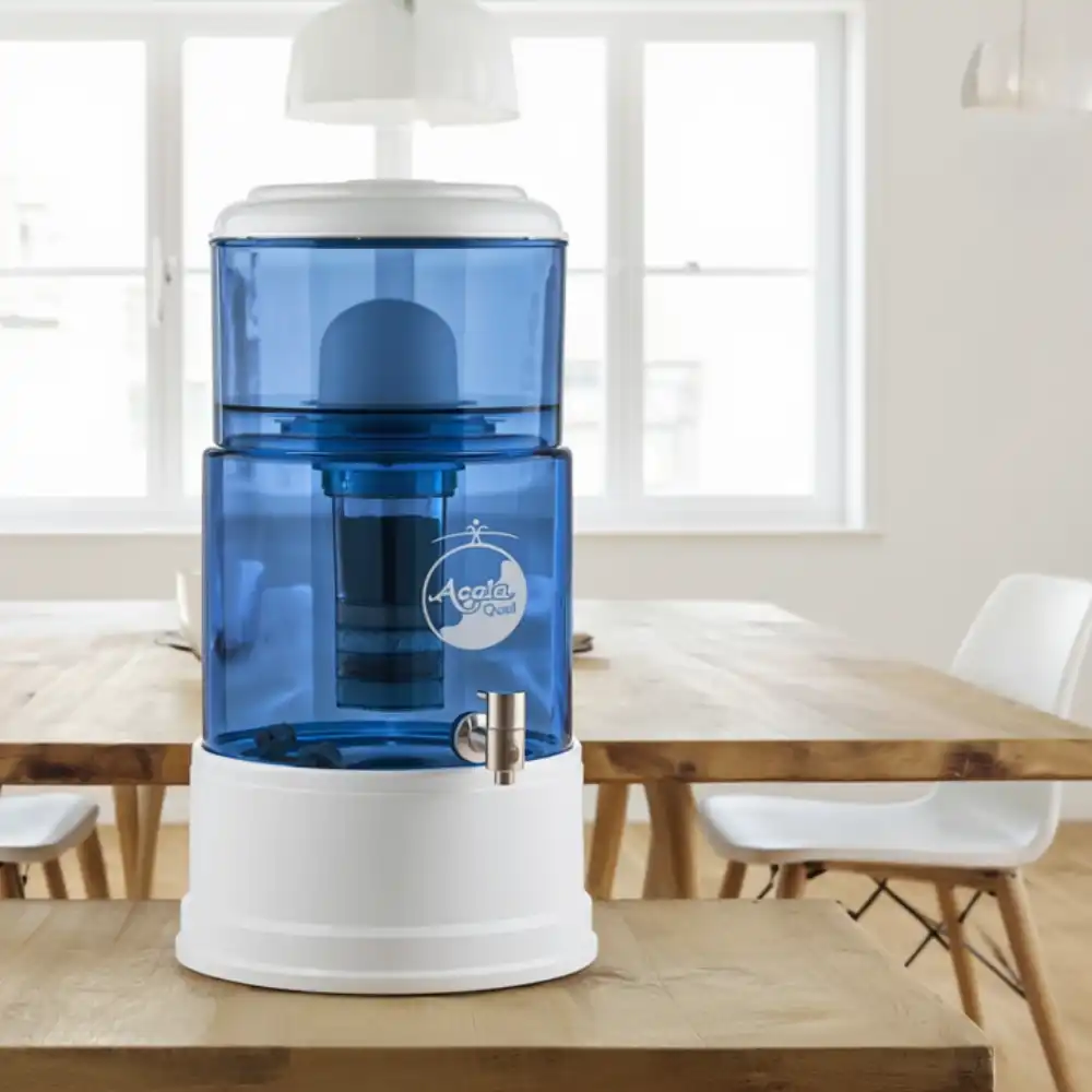 Wasserfilter mit blauem Tank, weißem Sockel und acht Litern Fassungsvermögen