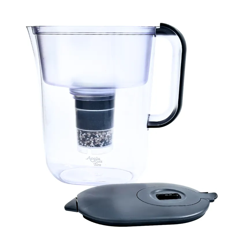 WAsserfilter kanne Taro mit Schwamm und Kartusche, der Deckel liegt vor der Kanne