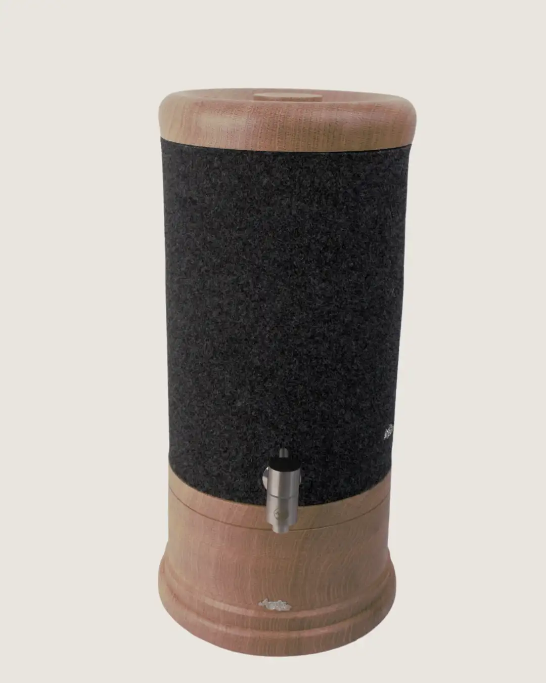 Standwasserfilter Mini von Acala mit Eiche Echtholz Deckel und Sockel und Schurwolle Lichtschutz in anthrazit.