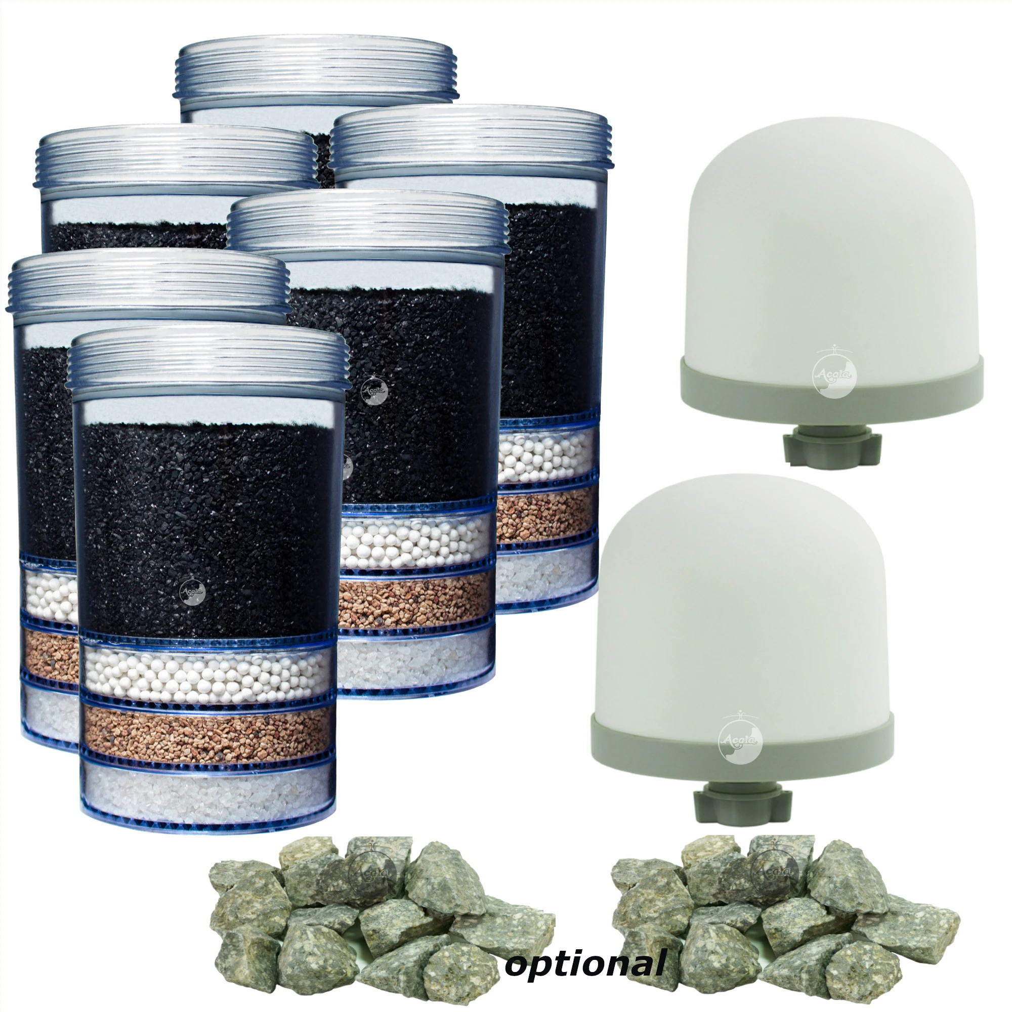 Zu sehen sind sechs Essence Filterkartuschen für Acala Standwasserfilter, zwei hohe Keramik Vorfilter und 2 Haufen mit grau grünen Mineralsteinen vor weißem Hintergrund. Das Bild zeigt ein Angebot für zwei Jahre.
