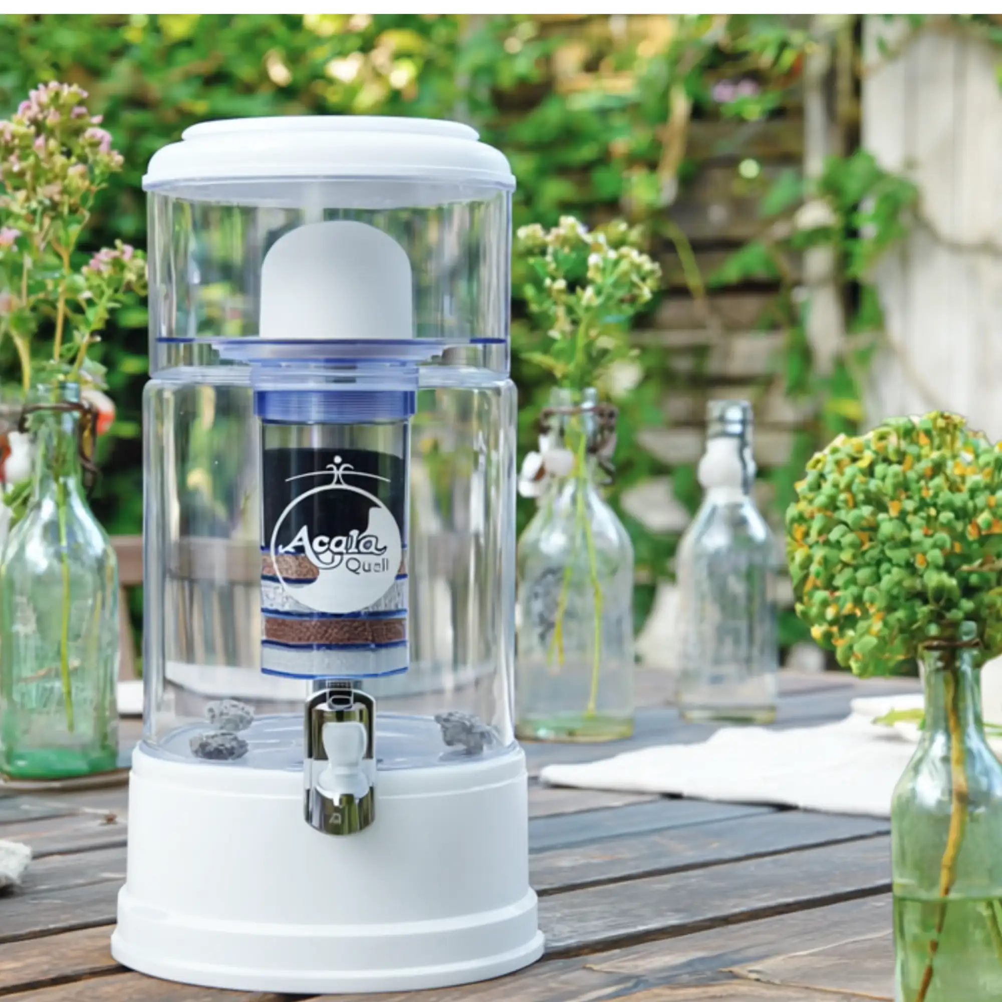 Gartentisch, sommerlich gedeckt mit Wasserfilter der frei stehen kann ohne Anschluss an strom oder Wasser