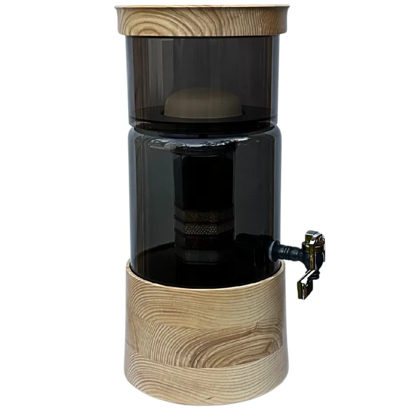 AcalaQuell Mini Wasserfilter in Antrazit mit antrazitfarbenem oberen Tank, Glastank sowie flachem Deckel und Sockel aus Esche-Echtholz.