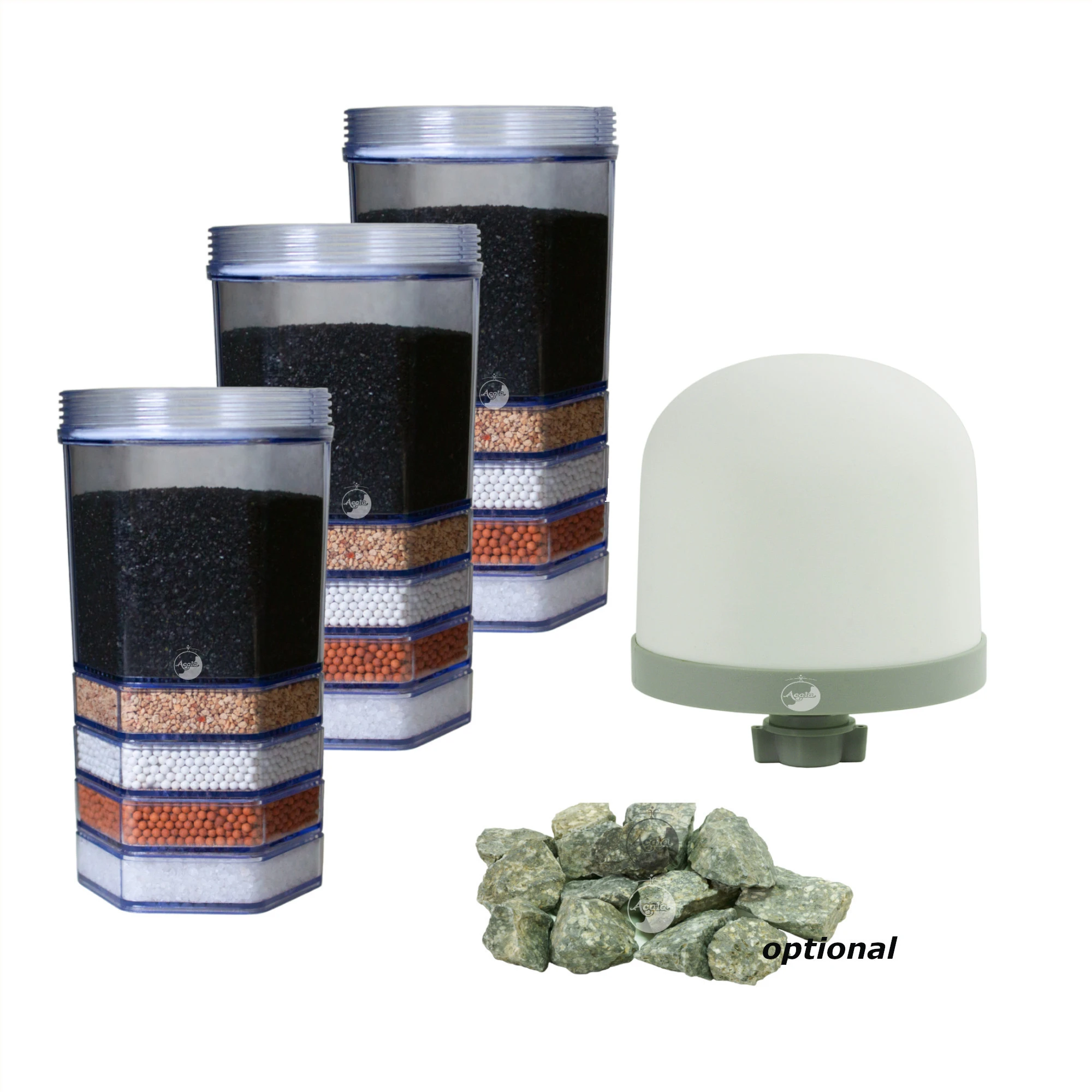 Jahrespaket Premium AcalaQuell® Smart/Grande/Luna Drei Premium Filterkartuschen, ein hoher Keramik Vorfilter für Acala Smart, Luna, Advanced und Grande und ein Haufen mit grau grünen Mineralsteinen vor weißem Hintergrund.