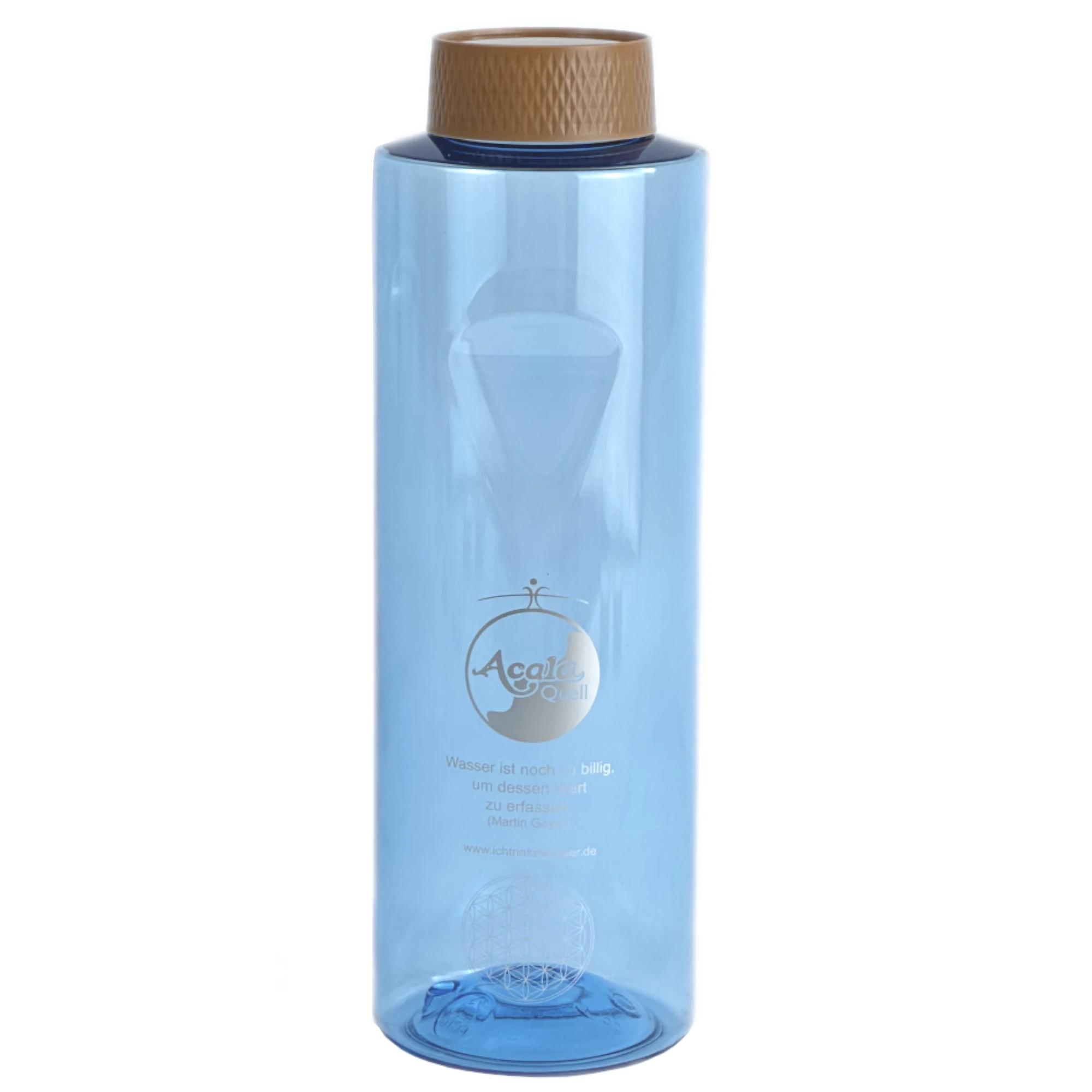 Zu sehen ist eine Trinkflasche in blau mit braunem Schraubdeckel vor weißem Hintergrund. Man sieht das Acala Logo und die Blume des Lebens aufgedruckt. Das Bild zeigt die Tritan Trinkflasche Grip 0,8 Liter von Acala. 