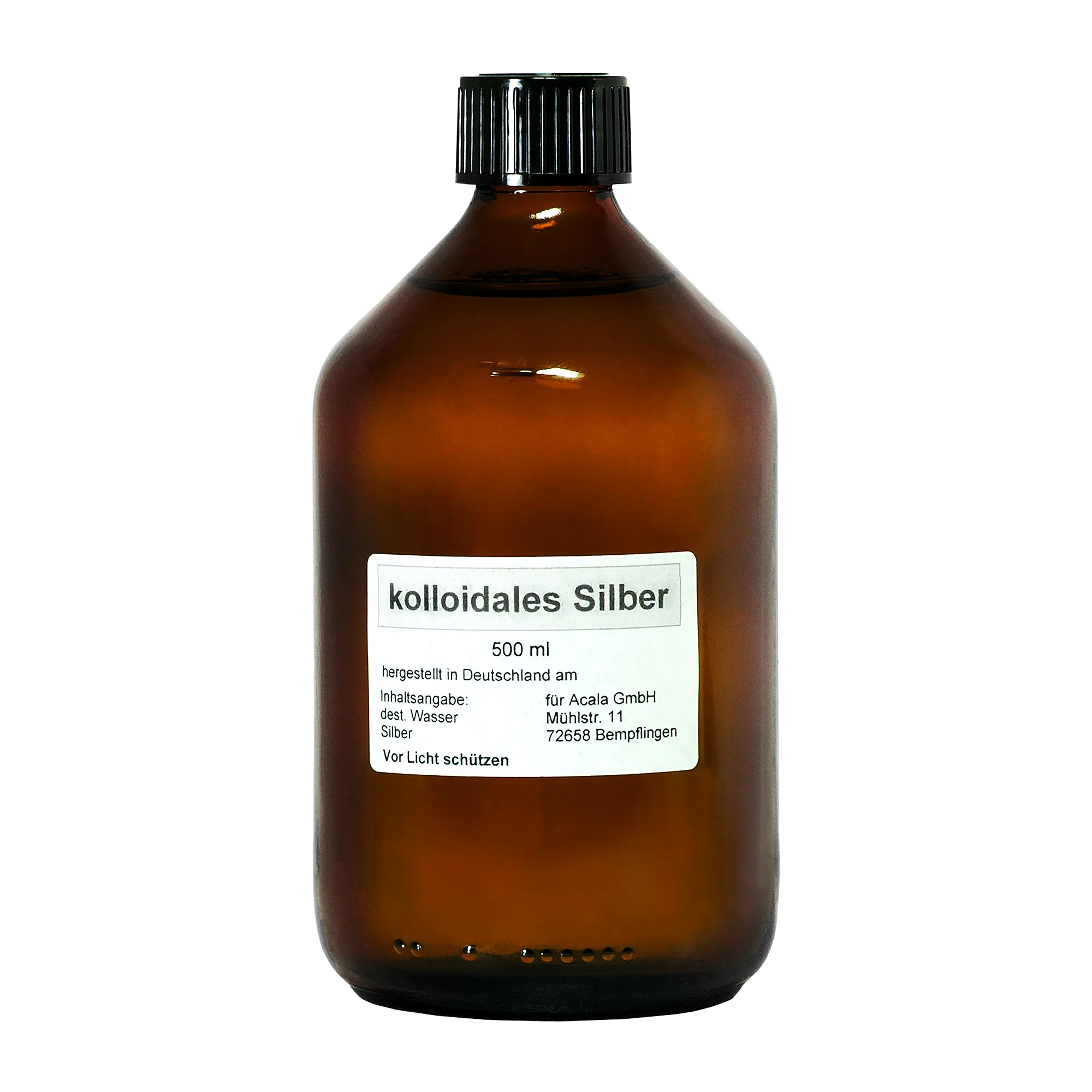 Kolloidales Silberwasser 500 ml - Abfülldatum 03/25 Zu sehen ist eine braune Glasflasche mit schwarzem Schraubdeckel vor weißem Hintergrund. Sie hat ein kleines rechteckiges Etikett vorne drauf. Dies ist weiß mit schwarzer Schrift. In der Flasche befindet sich das kolloidale Silberwasser von Acala.