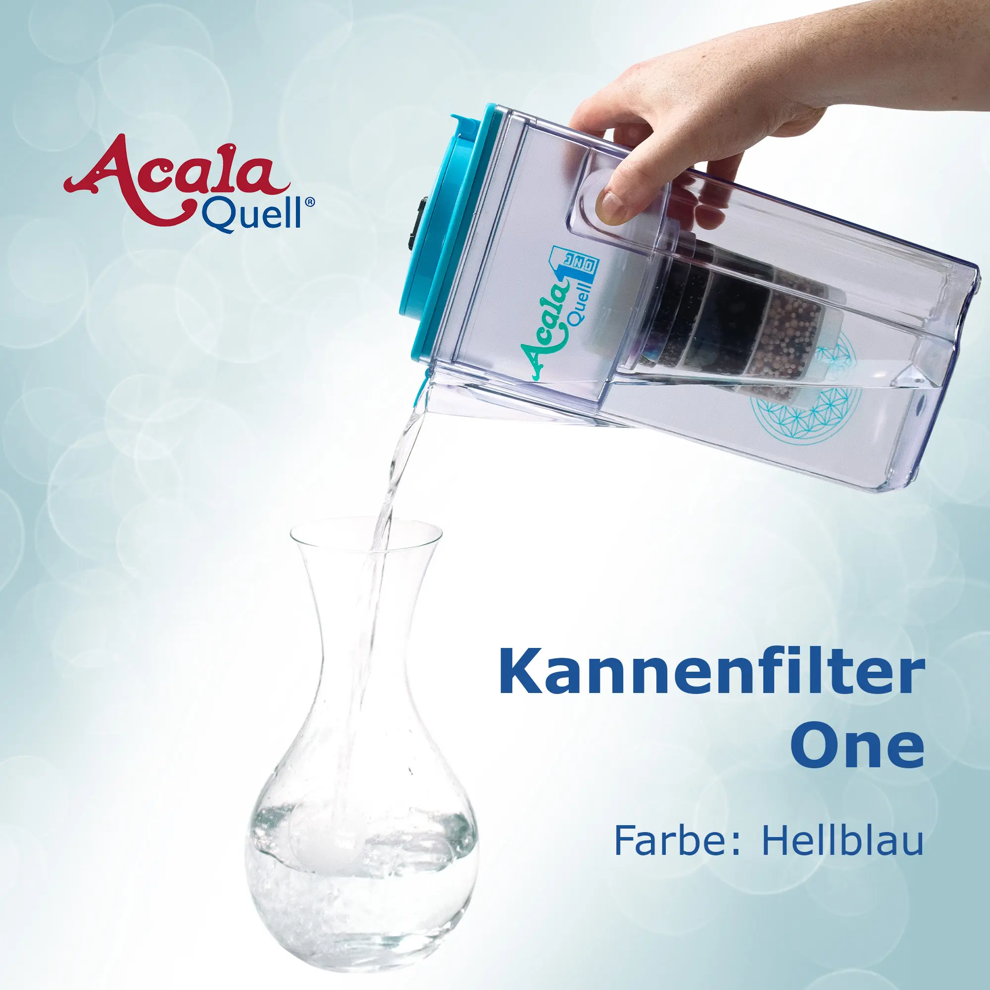 Frisch gefiltertes Wasser wird aus dem Kannenfilter One in eine Glaskaraffe gegossen