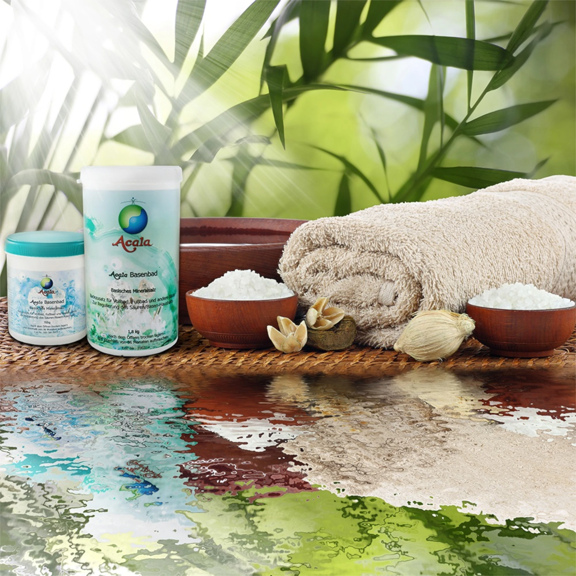 Zu sehen sind 2 Dosen Acala Basenbad auf dem Rand eines Pools, daneben 2 Holzschalen mit weißem Granulat und ein zusammengerolltes Handtuch. Im Hintergrund sieht man grüne Pflanzen.