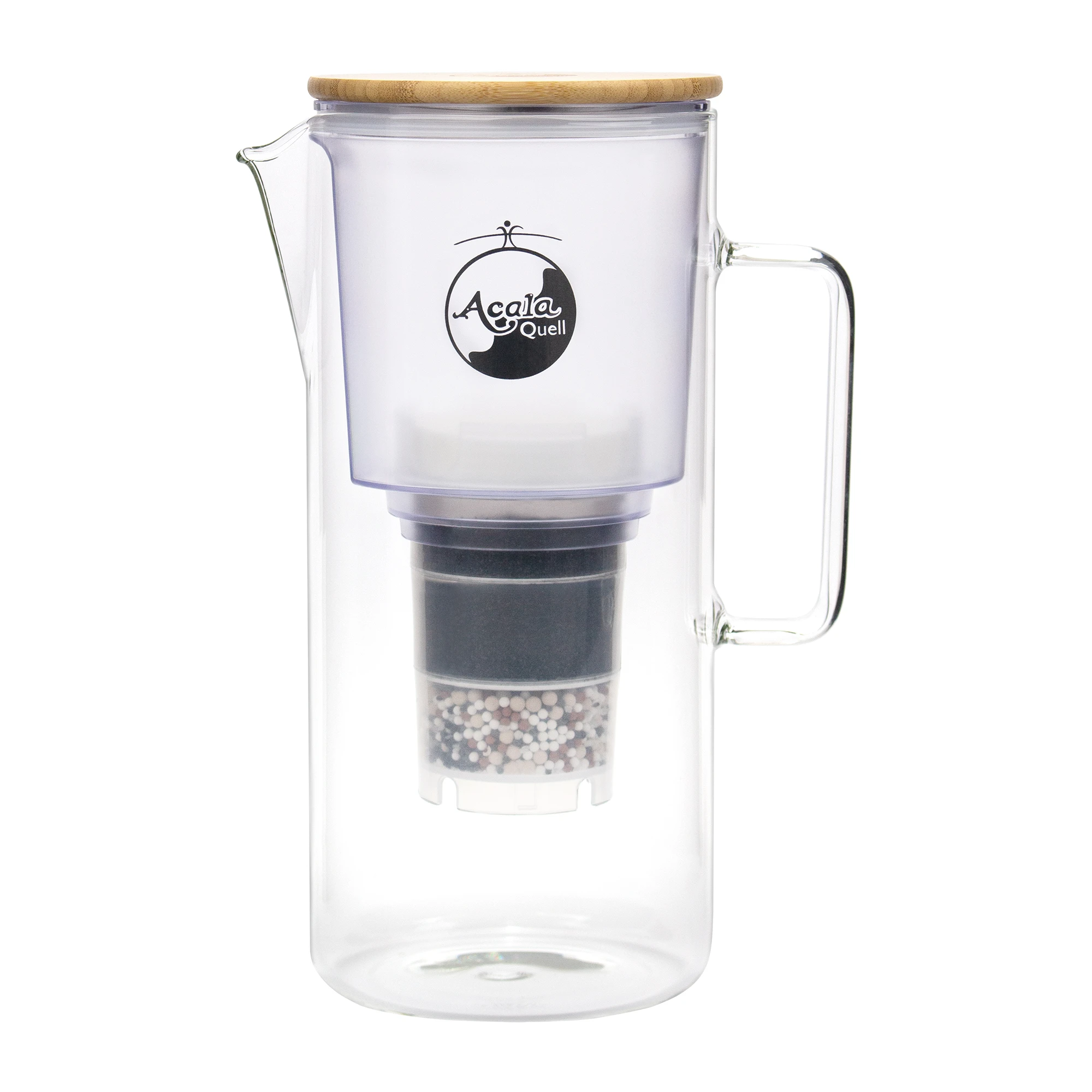 AcalaQuell® Silizia Wasserfilterkanne aus Glas Zu sehen ist der Acala Kannenfilter Silizia aus Glas inklusive einer Filterkartusche und einem Mikroschwamm mit Bambus Deckel vor weißem Hintergrund. Man schaut Frontal auf den Filter und sieht das dunkle AcalaQuell Logo.