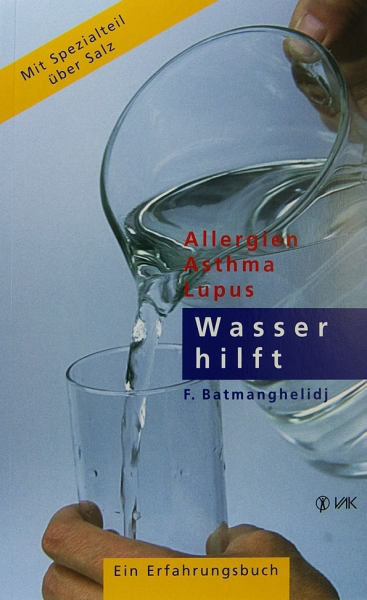 Wasser hilft von Dr. med. F. Batmanghelidj Zu sehen ist das Cover des Buches Wasser hilft von Dr. med. F. Batmanghelidj. Man sieht eine Hand, die eine gefüllte Karaffe hält und Wasser in ein Glas füllt. Der Titel des Buches ist in weiß auf blauem Hintergrund geschrieben.