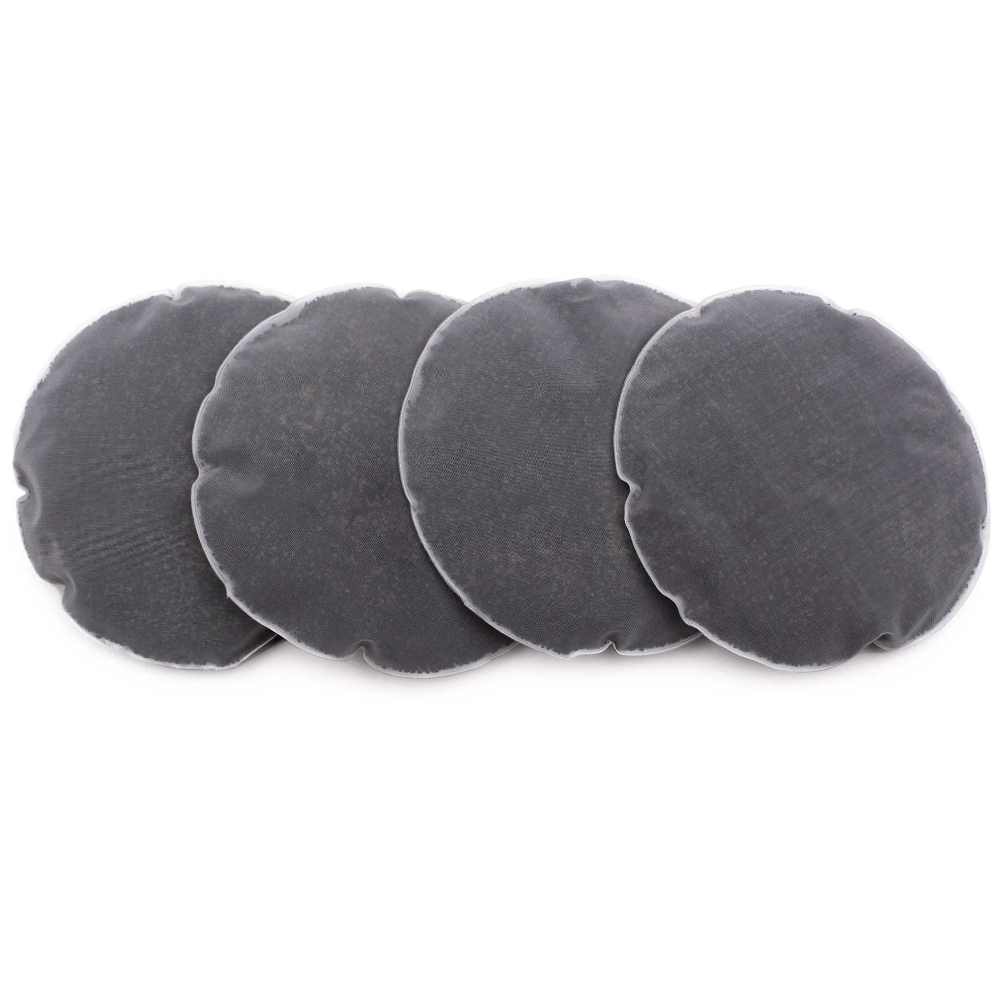 4er Set Kalkfilter│AcalaQuell® Wasserfilter-Kannen Vier schwarze Acala Quell Kalkfilterpads überlappend liegend vor weißem Hintergrund.