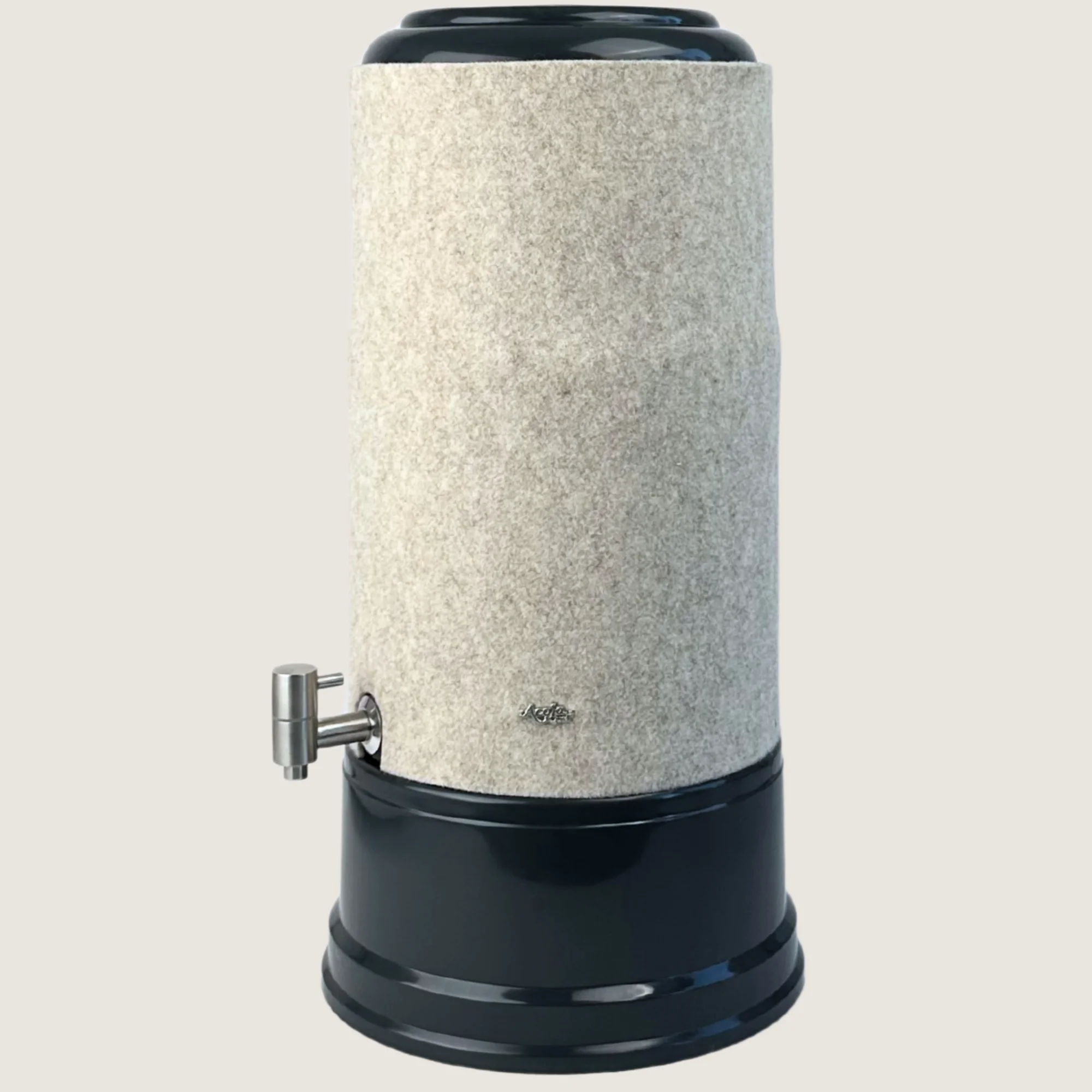 AcalaQuell Grande mit Sockel und Deckel in anthrazit, Edelstahl Wasserhahn und Schurwolle Lichtschutzüberzug in beige.