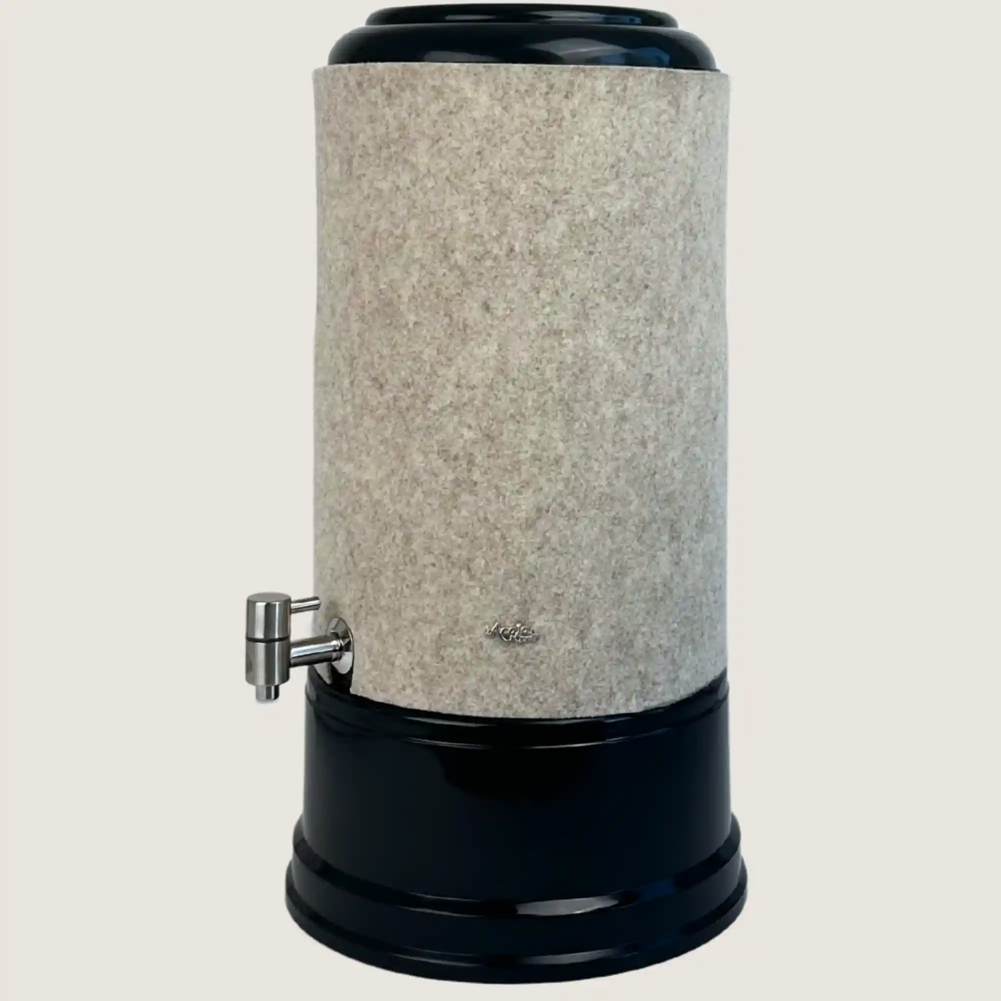 AcalaQuell Smart mit Sockel und Deckel in anthrazit, Edelstahl Wasserhahn und Schurwolle Lichtschutzüberzug in beige.
