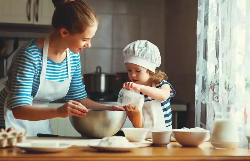 Mutter und Kind mein Bakcen, mit einer Schüssel vor beiden
