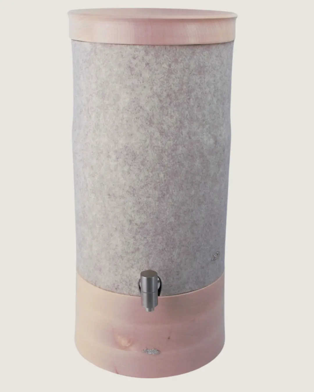 Standwasserfilter Grande von Acala mit Ahorn Echtholz Deckel und Sockel und Schurwolle Lichtschutz in beige.