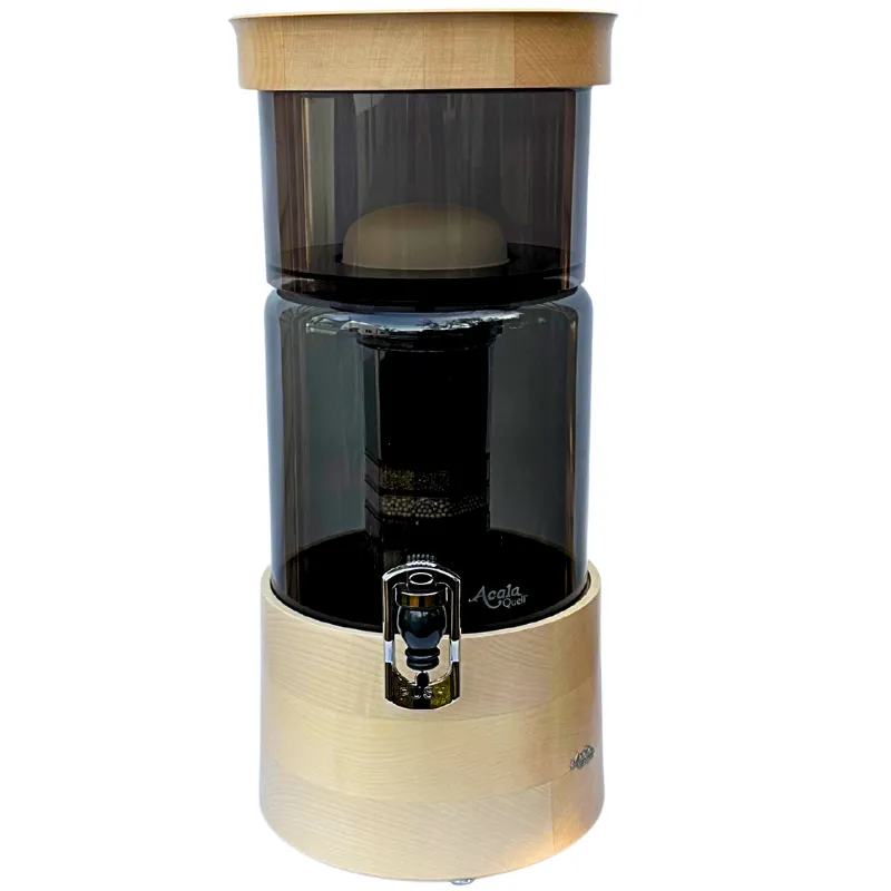 Kompakter AcalaQuell Mini Wasserfilter in anthrazitfarbe mit Glastank und flachem Deckel samt Sockel aus massivem Ahornholz.