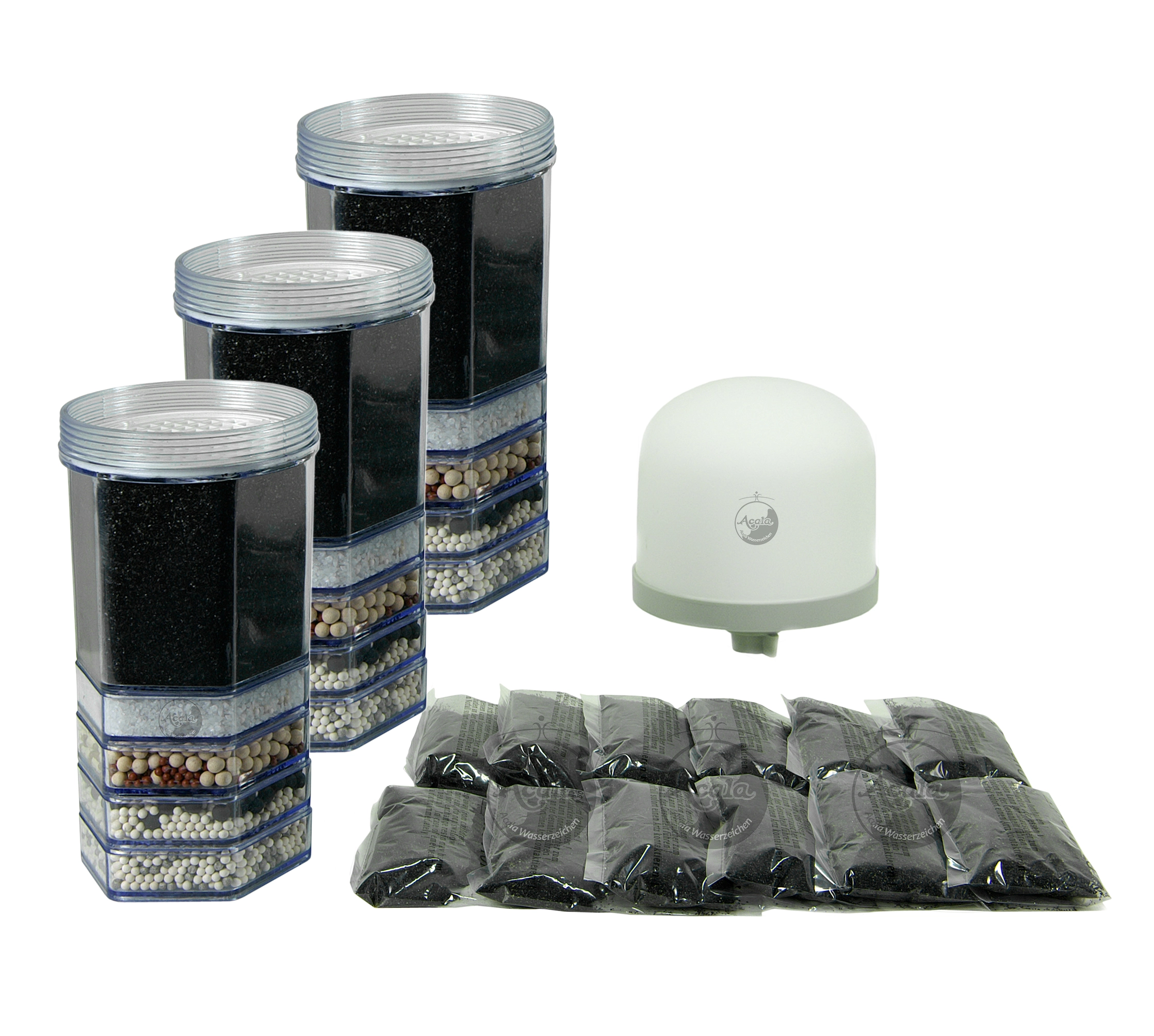 Jahrespaket Advanced für AcalaQuell® Advanced Drei Filterkartuschen für den Acala Stand Wasserfilter Advanced, ein Keramik Vorfilter und zwölf Beutel mit Kalkfiltergranulat vor weißem Hintergrund.