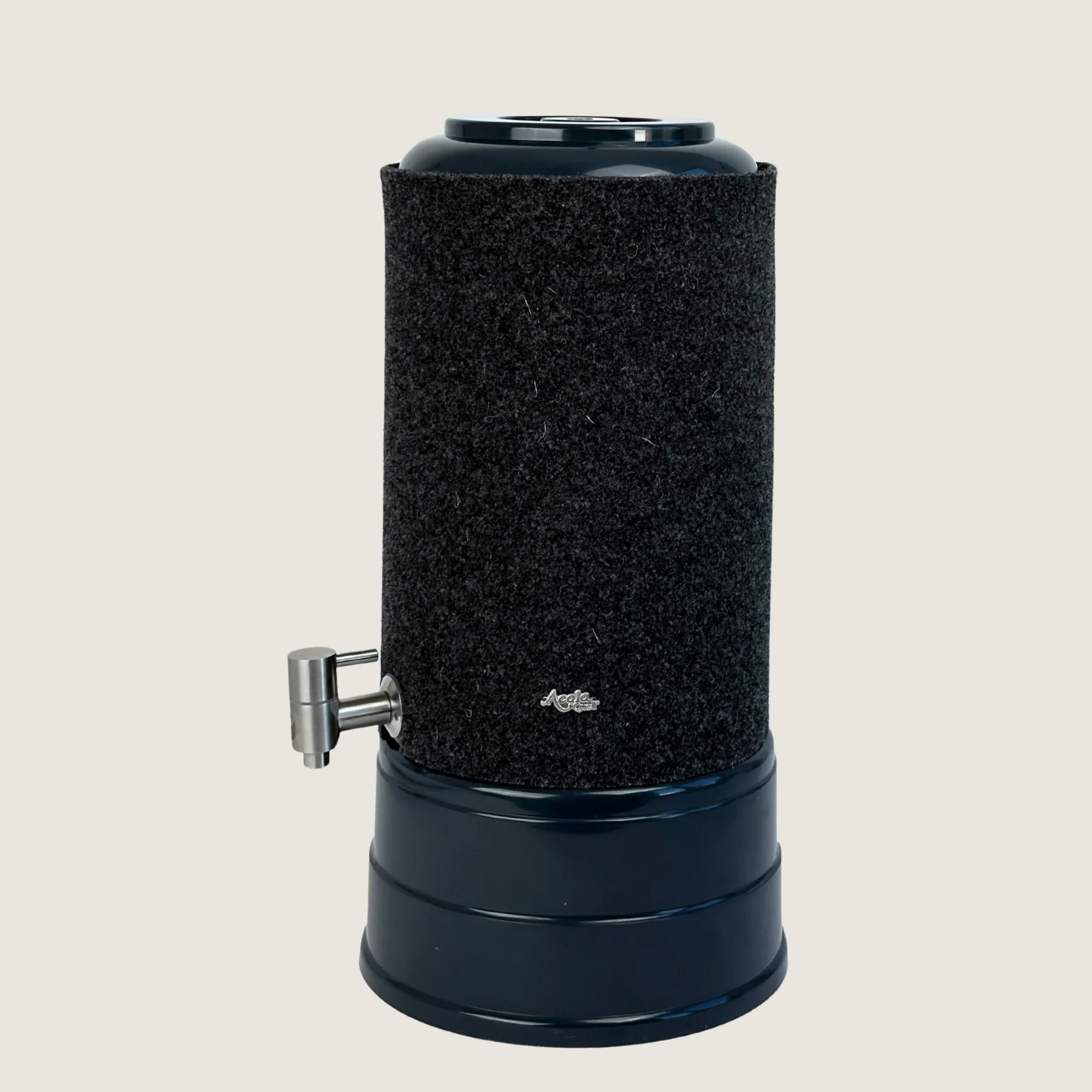 AcalaQuell Mini mit Sockel und Deckel in anthrazit, Edelstahl Wasserhahn und Schurwolle Lichtschutzüberzug in anthrazit.
