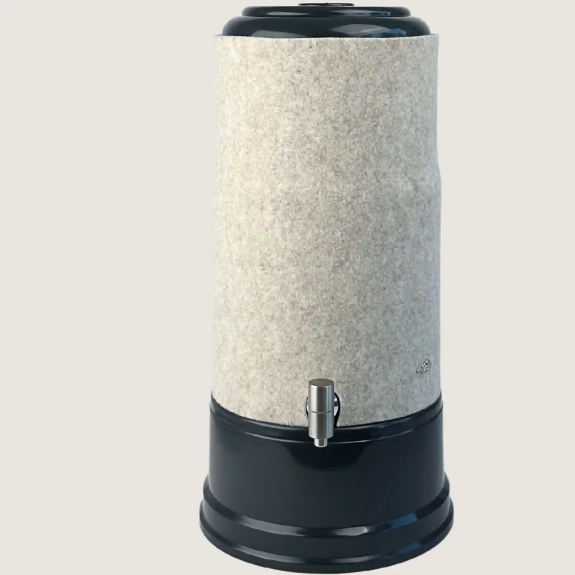 AcalaQuell Smart mit Sockel und Deckel in anthrazit, Edelstahl Wasserhahn und Schurwolle Lichtschutzüberzug in beige.