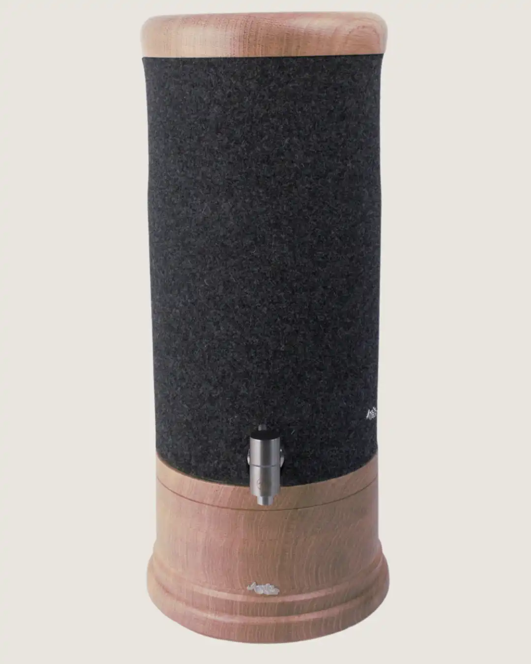 Standwasserfilter Midi von Acala mit Eiche Echtholz Deckel und Sockel und Schurwolle Lichtschutz in anthrazit.