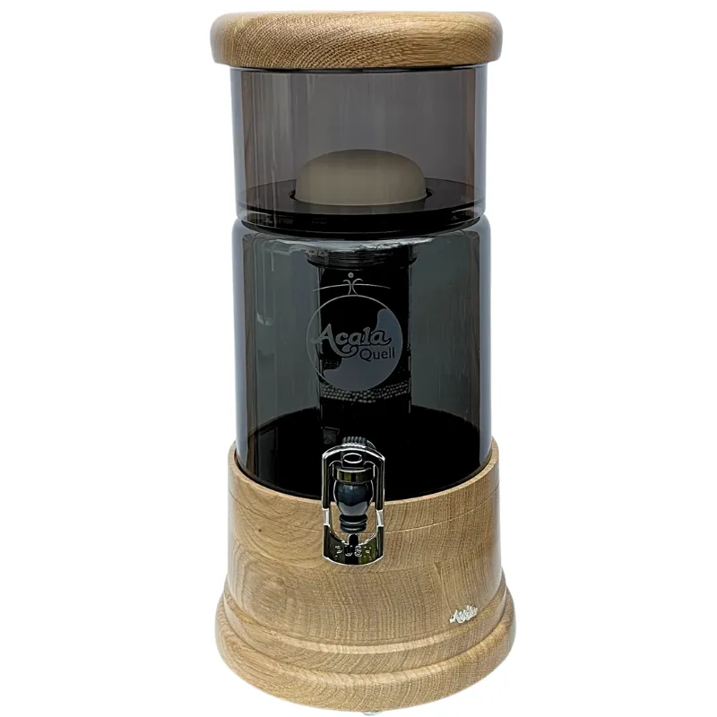 Wasserfilter mit Holzsockel und Deckel in Eiche. Das Glas ist anthrazitfarbig.