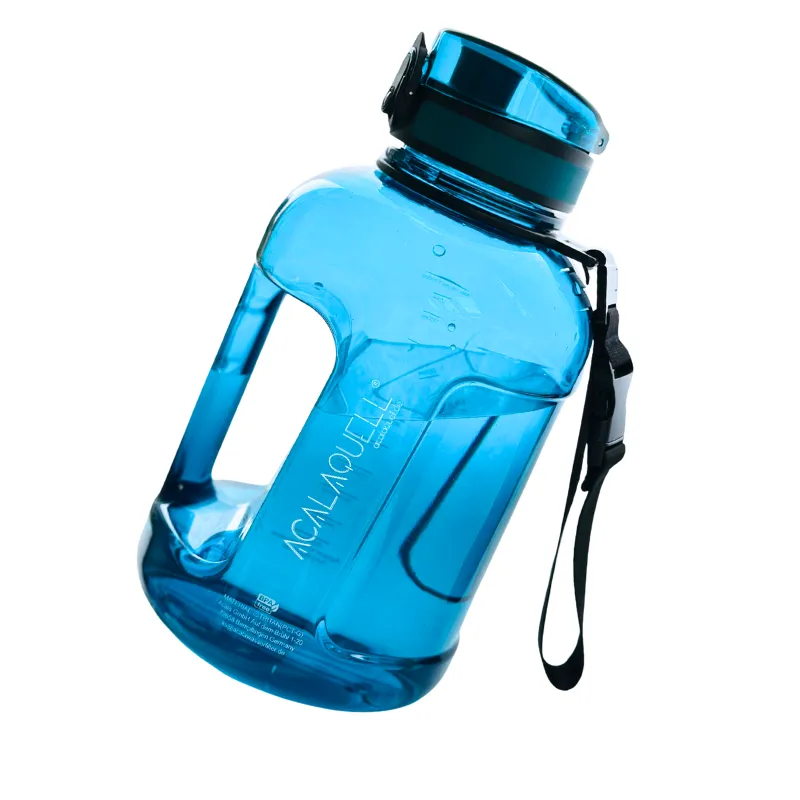 Maxigo Tritanflasche gefüllt mit Wasser