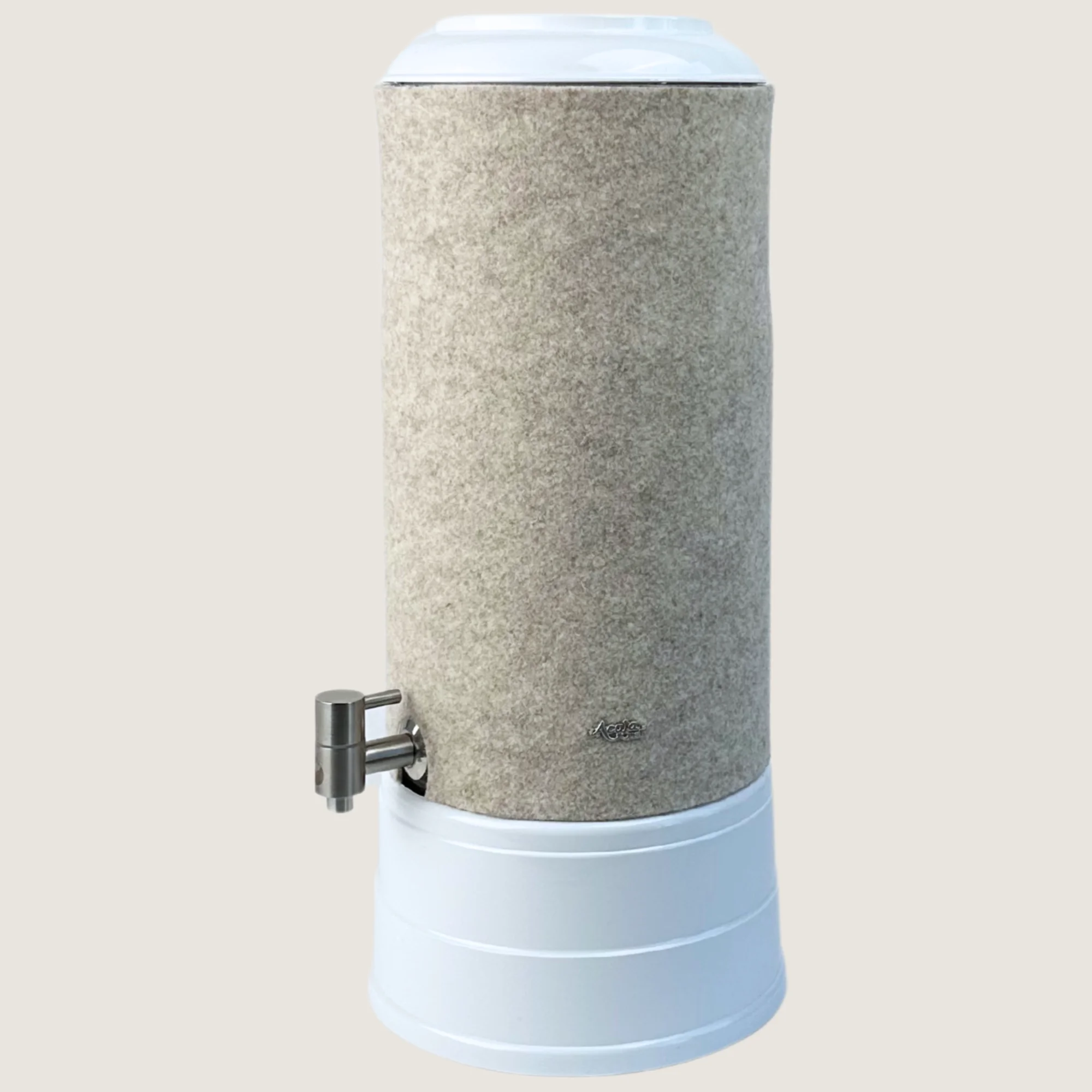 AcalaQuell Midi mit Sockel und Deckel in weiß, Edelstahl Wasserhahn und Schurwolle Lichtschutzüberzug in beige.
