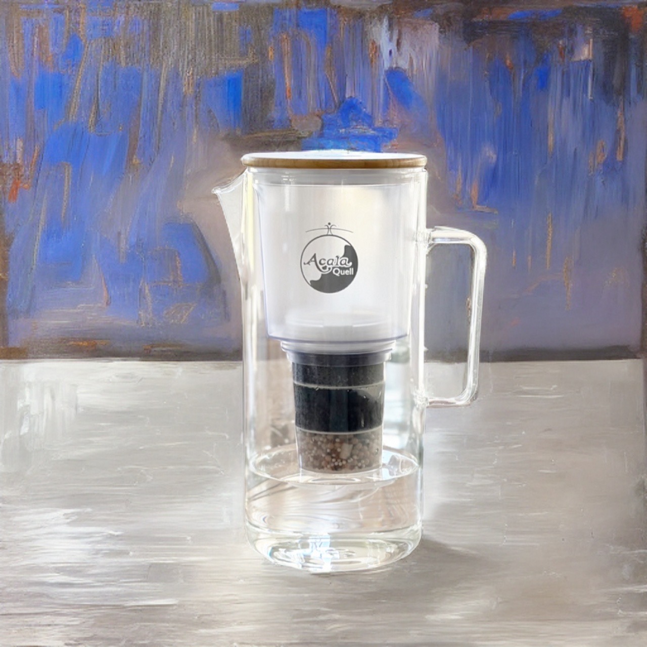 Acala Glas Kannenfilter als kunstvolle Darstellung vor blauem Hintergrund.
