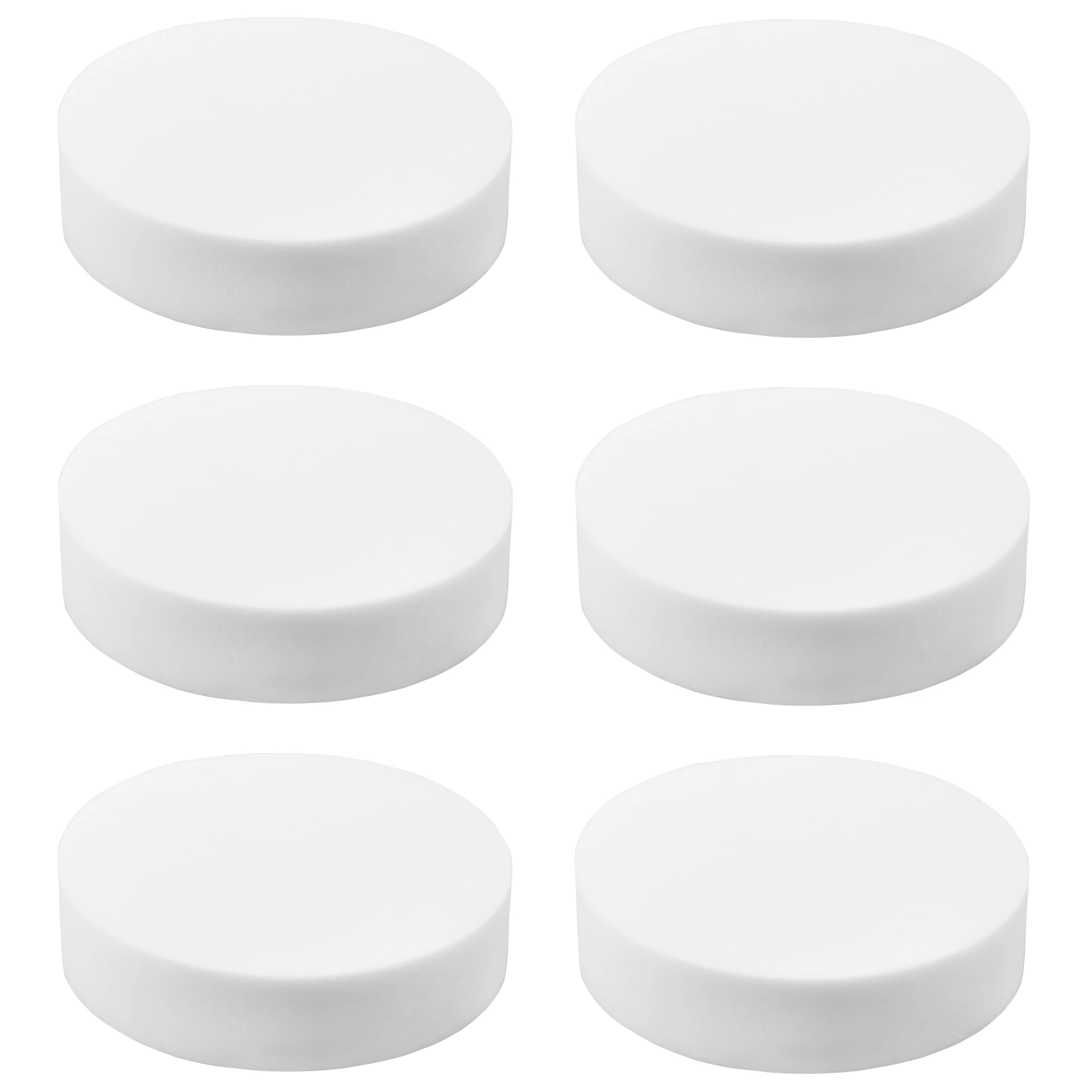 Sechs weiße Mikroschwämme für Acala Quell Kannen Wasserfilter ONE, Swing, Wassetto, Silizia und Sunny vor weißem Hintergrund. Drei Stück untereinander und rechts daneben 3 Stück ebenfalls untereinander. 