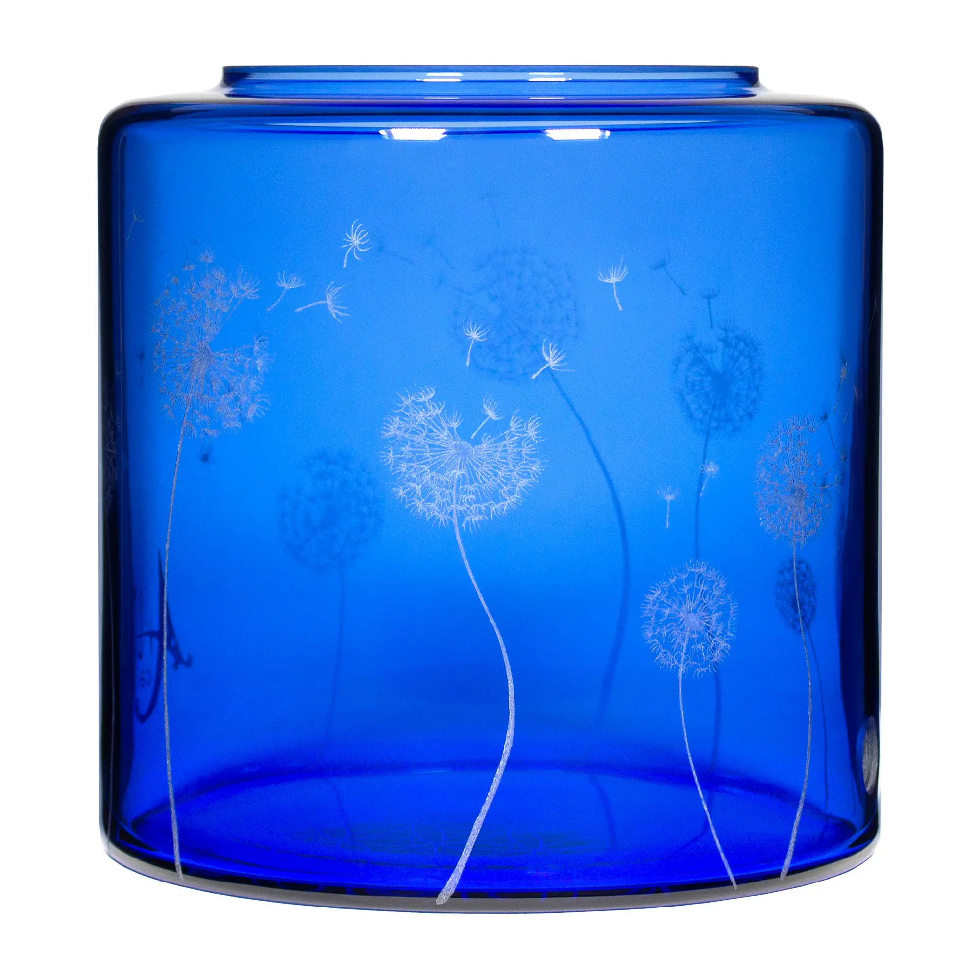 Ein Acala Wasserfilter Mini mit einer Handgravur. Die Gravur zeigt, auf blauem Glas, ganz viele Pusteblumen und einige samen die aus der Pusteblume herausfliegen.Ansicht von hinten links.