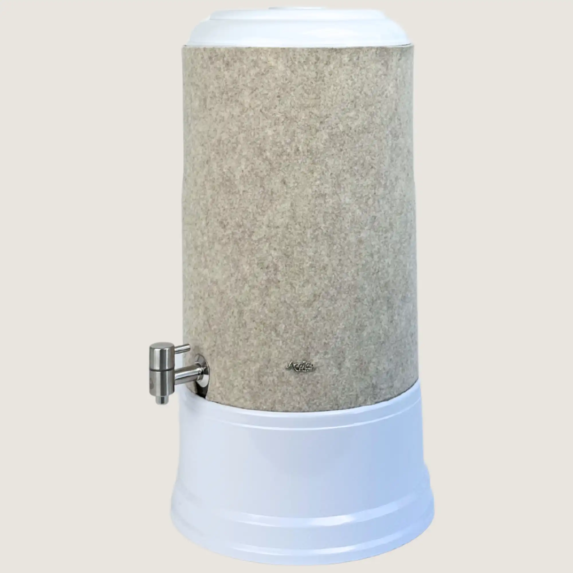AcalaQuell Smart mit Sockel und Deckel in weiß, Edelstahl Wasserhahn und Schurwolle Lichtschutzüberzug in beige.