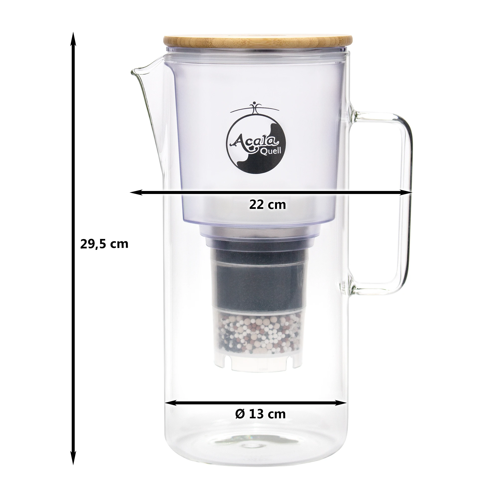 Zu sehen ist der Acala Kannenfilter Silizia aus Glas inklusive einer Filterkartusche und einem Mikroschwamm mit Bambus Deckel vor weißem Hintergrund. Man schaut Frontal auf den Filter und sieht das dunkle AcalaQuell Logo. Am Filter sind Pfeile mit Maßen.
