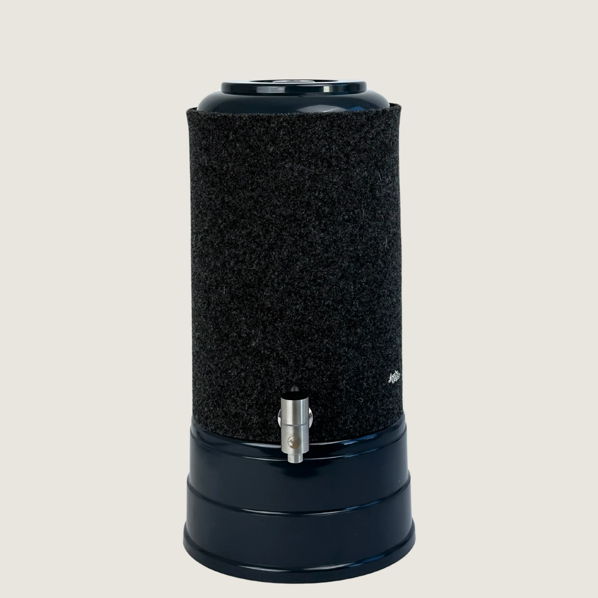 AcalaQuell Mini mit Sockel und Deckel in anthrazit, Edelstahl Wasserhahn und Schurwolle Lichtschutzüberzug in anthrazit.
