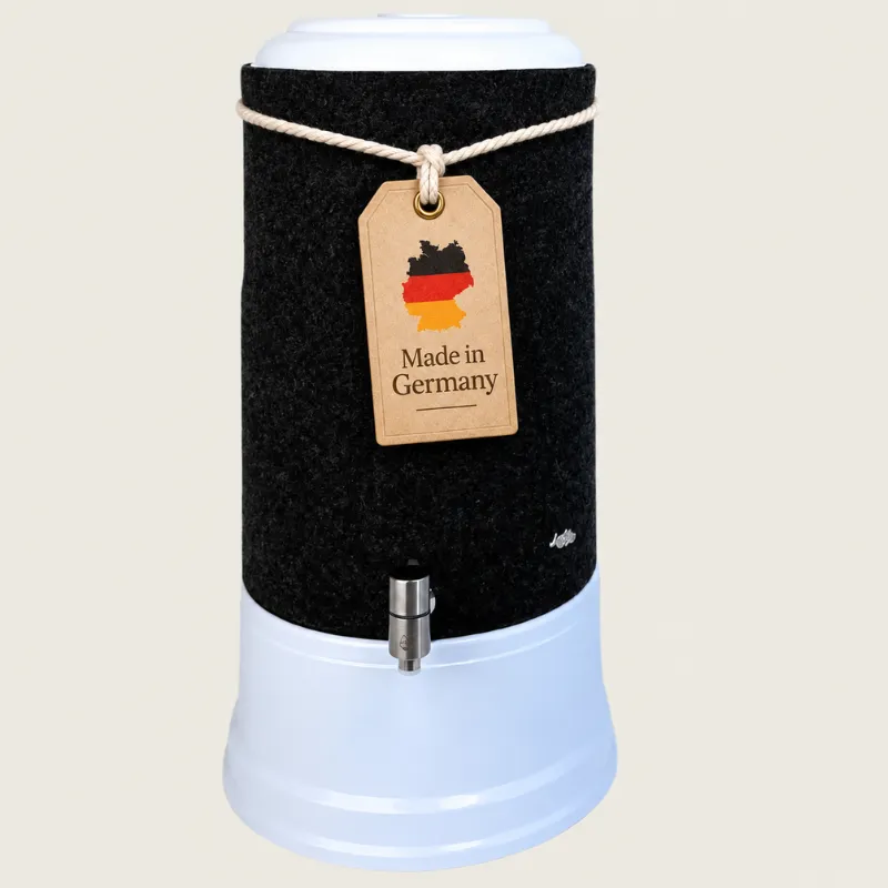 Smart 8Liter Wasserfilter mit weißem Deckel und Sockel und Lichtschutz aus Schurwolle in anthrazit und Etikett Made in Germany