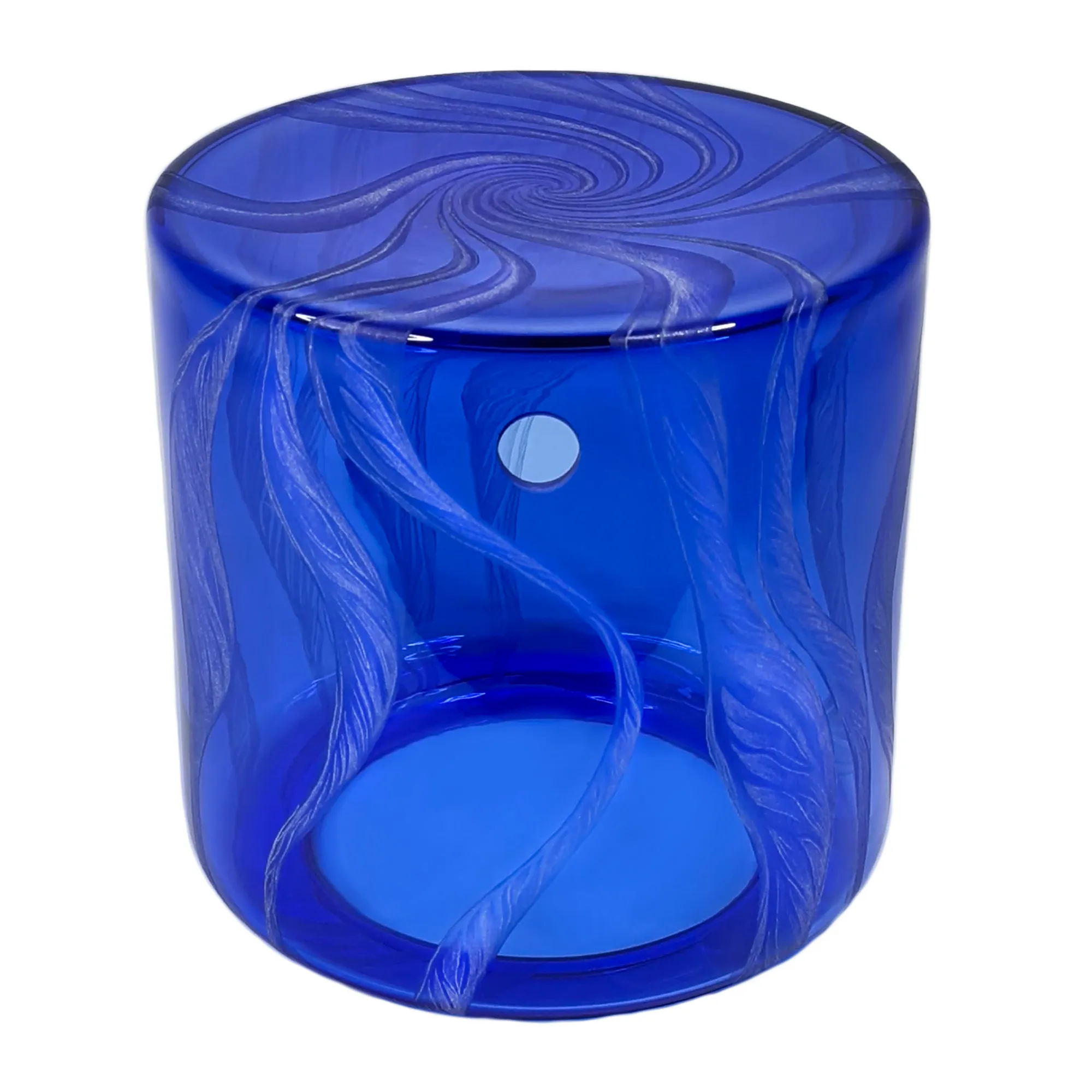 Vorratstank für Wasserfilter Mini mit einer Handgravur. Die Gravur zeigt, auf blauem Glas. Wellen die in welligen Linien gerade am Glas noch oben gehen, die Wellen verteilen sich rund um das runde Glas. Ansicht von vorne.